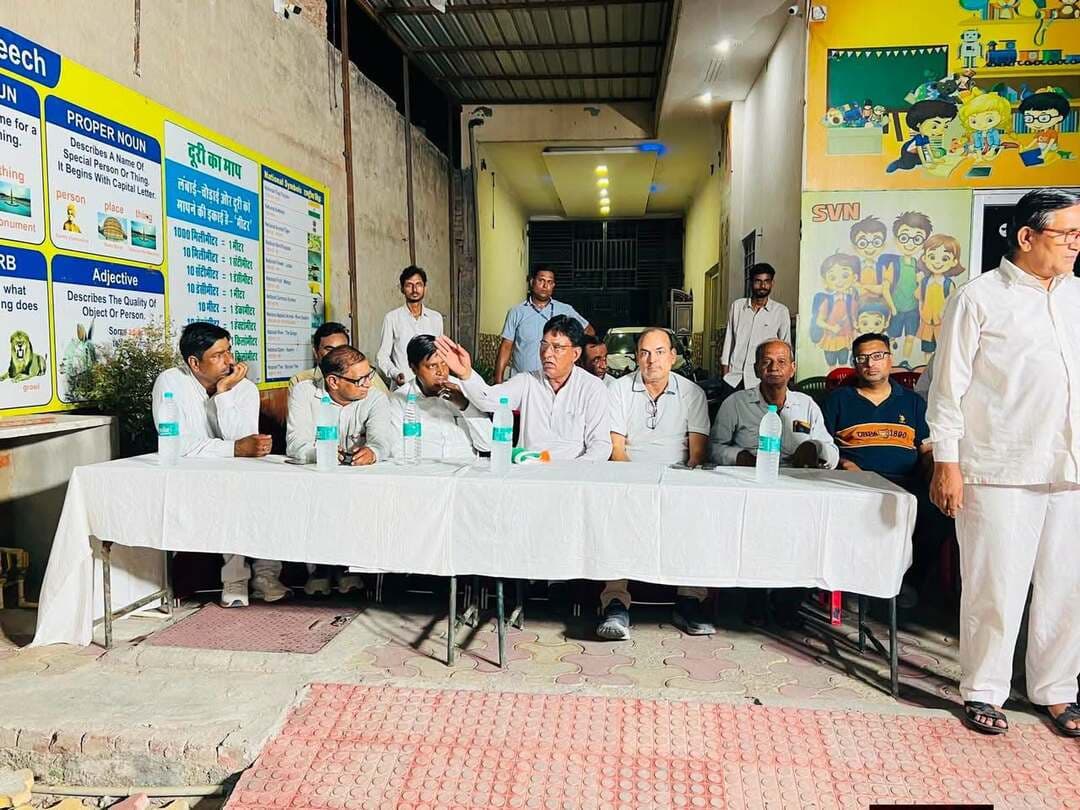 वार्ड 9 से कुसुम मुकेश जोशी कांग्रेस प्रत्याशी घोषित
नोहर। नगरपालिका चुनाव 2026 को लेकर वार्ड नंबर 9 में कांग्रेस ने कुसुम मुकेश जोशी को प्रत्याशी घोषित किया है। प्रत्याशी चयन के दौरान वार्डवासियों और कांग्रेस कार्यकर्ताओं की मौजूदगी रही।
कुसुम मुकेश जोशी के नाम की घोषणा राजेन्द्र चाचाण एवं विधायक अमित चाचाण की मौजूदगी में की गई। इस दौरान कांग्रेस के स्थानीय पदाधिकारी, कार्यकर्ता और वार्डवासी उपस्थित रहे।
कार्यक्रम में पूर्व कृषि उपज मंडी अध्यक्ष बलवीर सुथार, कांग्रेस देहात अध्यक्ष बनवारी लाल सुथार, कांग्रेस नगर अध्यक्ष प्रदीप पुरोहित, जिला अल्पसंख्यक विभाग कांग्रेस अध्यक्ष आरिफ अली सहित अन्य कार्यकर्ता मौजूद रहे।
इसके अलावा वार्ड नंबर 10 से ओमप्रकाश सुथार, वार्ड नंबर 16 से इंद्र कुमार सुथार, वार्ड नंबर 11 से अंकित सूधा, वार्ड नंबर 8 से असलम कुरैशी और वार्ड नंबर 18 से जावेद नागरा सहित अन्य प्रत्याशी भी कार्यक्रम में मौजूद रहे।
प्रत्याशी घोषणा के बाद आगामी नगरपालिका चुनाव को लेकर वार्ड नंबर 9 में चुनावी गतिविधियां तेज होने की संभावना है। अब मुकाबले में अन्य प्रत्याशियों की स्थिति स्पष्ट होने के बाद वार्ड का चुनावी समीकरण और तस्वीर सामने आएगी।