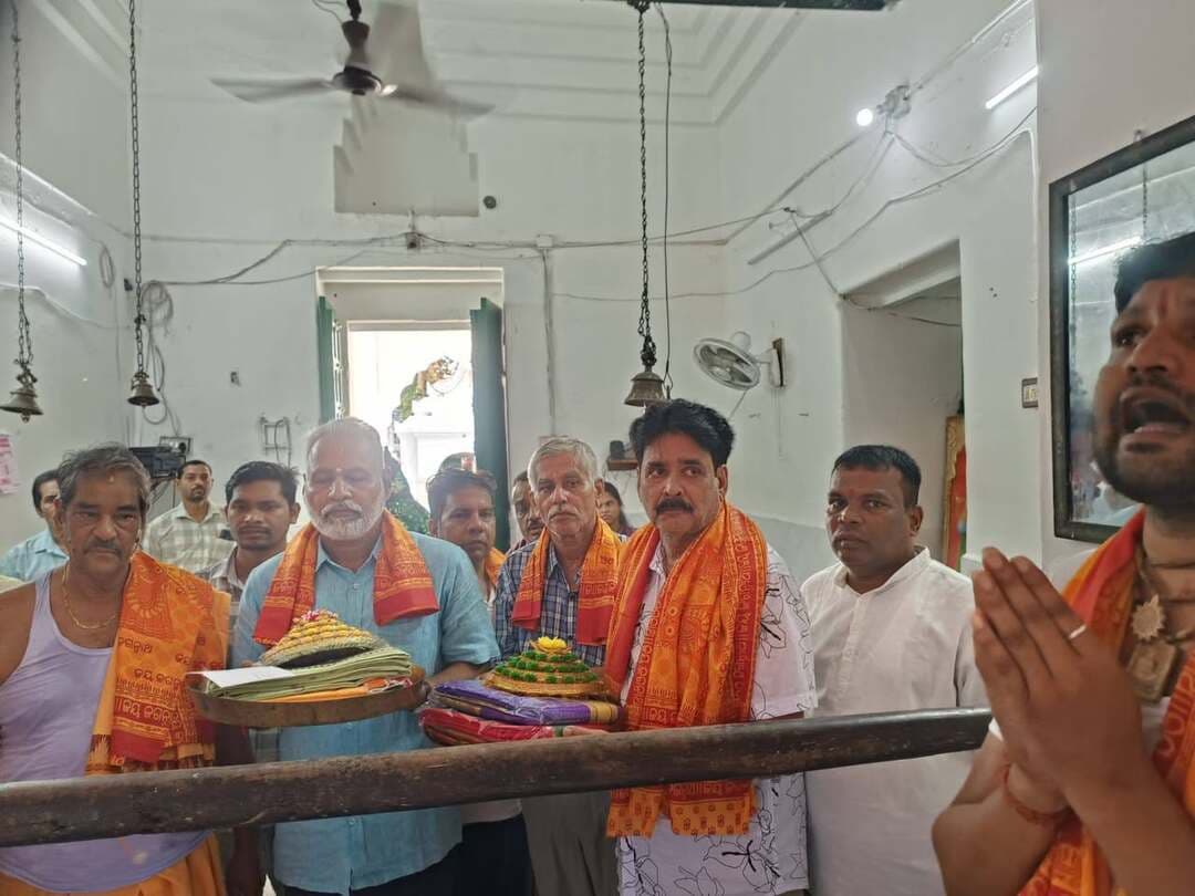 ପବିତ୍ର ରକ୍ଷାବନ୍ଧନ ଅବସରରେ ବୌଦ୍ଧ ଜଗନ୍ନାଥ ମନ୍ଦିରରେ "ପାଟ୍ଟ ରାଖୀ ସେବା" ଅର୍ପଣ
ଆଜି ପବିତ୍ର ରକ୍ଷାବନ୍ଧନ ଉତ୍ସବ ଉପଲକ୍ଷେ KIIT ଜଗନ୍ନାଥ ମନ୍ଦିର ଟ୍ରଷ୍ଟ ପକ୍ଷରୁ ବୌଦ୍ଧ ଶ୍ରୀ ଜଗନ୍ନାଥ ମନ୍ଦିରର ଶ୍ରୀବିଗ୍ରହମାନଙ୍କ ପାଇଁ ଶ୍ରଦ୍ଧାର ସହ "ପାଟ୍ଟ ରାଖୀ" ପ୍ରଦାନ କରାଯାଇଛି। ସକାଳ ୯ ଘଟିକା ସମୟରେ ମନ୍ଦିର କମିଟି ସଦସ୍ୟମାନଙ୍କ ଉପସ୍ଥିତିରେ ମନ୍ଦିର ପୂଜକଙ୍କୁ ଏହି ପାଟ୍ଟ ରାଖୀ ହସ୍ତାନ୍ତର କରାଯାଇଥିଲା।
ସଭାପତି ମୃତ୍ୟୁଞ୍ଜୟ ମିଶ୍ର, ଗରିବ ମିଶ୍ର, ରଘୁନାଥ ଷଡ଼ଙ୍ଗୀ, ଦେବାଶିଷ ପୁରୋହିତ, ବିଜୟ ମିଶ୍ର, ସତ୍ୟଜିତ ପଣ୍ଡା
ଅତିଥି ଓ ପ୍ରତିନିଧି: ବୌଦ୍ଧର ବରିଷ୍ଠ ଓକିଲ तथा ପୂର୍ବତନ ଜିଲ୍ଲା ଓକିଲ ସଂଘ ସଭାପତି ତାରିଣୀ କୁମାର ମହାପାତ୍ର, KIIT ପ୍ରତିନିଧି ସଂଜୀବ ରଣା, KISS ସହକାରୀ କାର୍ଯ୍ୟନିର୍ବାହୀ ଅଧିକାରୀ ଲକ୍ଷ୍ମୀଧର ବେହେରା
ସମସ୍ତଙ୍କ ଉପସ୍ଥିତିରେ ଭକ୍ତିପୂର୍ଣ୍ଣ ମାହୋଲରେ ଏହି ସେବା ସମ୍ପନ୍ନ ହୋଇଛି।
ଜୟ ଜଗନ୍ନାଥ!
#Boudh #RakshaBandhan #JagannathTemple #KIIT #PattaRakhiSeba #OdishaNews #BoudhNews