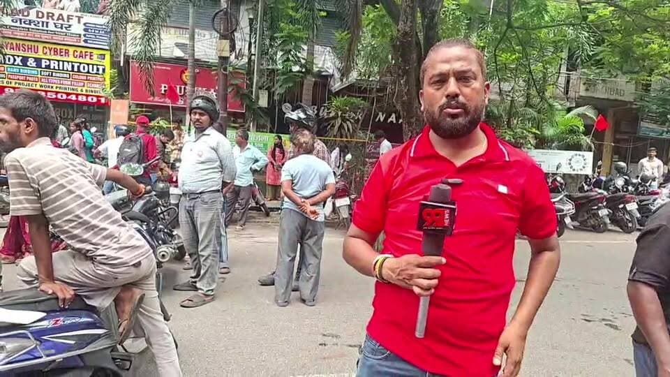 कचरा उठाव करने वाली रेमकी कंपनी के वाहन की टक्कर से घायल की मौत, मुआवजे की मांग को लेकर निगम कार्यालय के बाहर शव के साथ परिजनों का प्रदर्शन, सांसद ढुल्लू महतो मौके पर पहुंचे, मृतक के परिजनों से कर रहे मुलाकात।