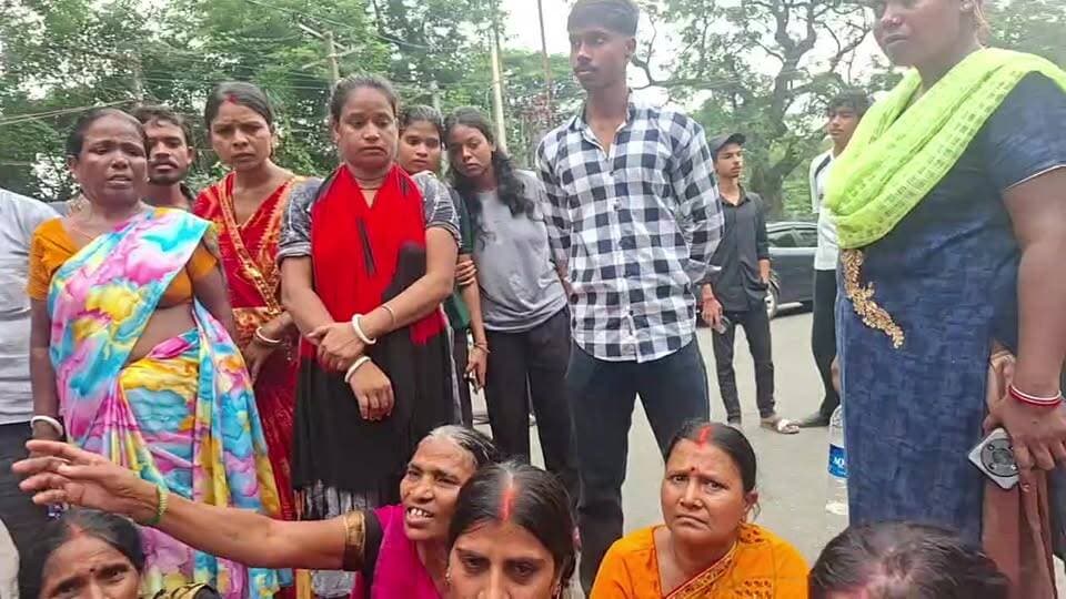 कचरा उठाव करने वाली रेमकी कंपनी के वाहन की टक्कर से घायल की मौत, मुआवजे की मांग को लेकर निगम कार्यालय के बाहर शव के साथ परिजनों का प्रदर्शन
Dhanbad Nagar Nigam #remki