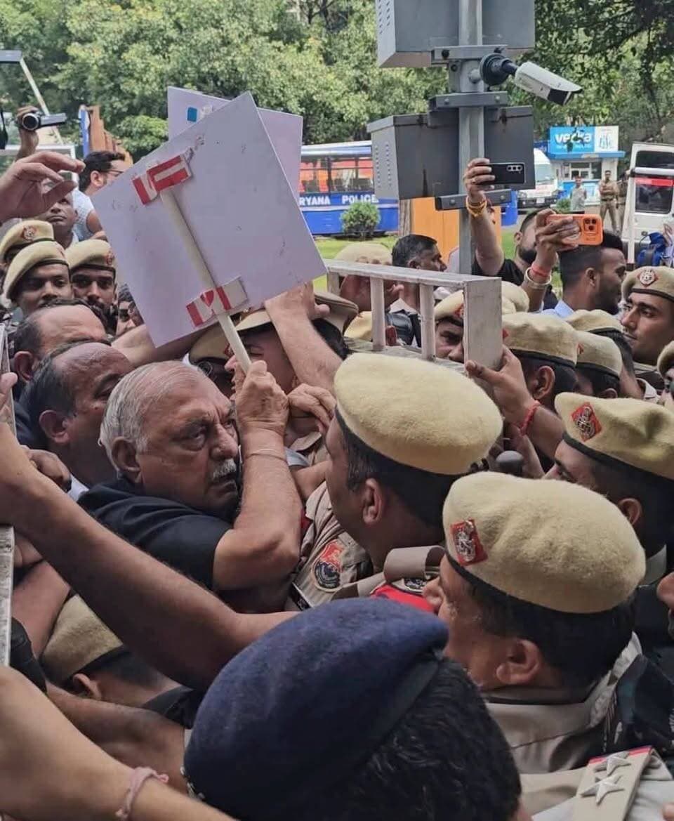 हरियाणा विधानसभा मानसून सेशन में हंगामा- पूर्व सीएम भूपेंद्र सिंह हुड्डा बोले-मुझे गेट पर धक्के मारे,आपने गुंडे भेजे थे क्या? आज सुबह कांग्रेस के विधायक हाई कोर्ट चौक से काले कपड़े पहनकर विरोध प्रदर्शन करते हुए विधानसभा कूच के लिए निकले थे। विधानसभा के एंट्री गेट के पास पुलिस और सिक्योरिटी ने उन्हें रोक दिया। प्रशासन ने कहा कि विरोध दर्ज करवाते हुए विधायक विधानसभा परिसर में प्रवेश नहीं कर सकते।इस दौरान विधायकों की पुलिस और विधानसभा सिक्योरिटी से बहस हुई और पुलिस ने उनके हाथों से तख्तियां व बैनर छीन लिए। इसके बाद विधायक बैनर छोड़कर नारेबाजी करते हुए विधानसभा परिसर में दाखिल हुए।