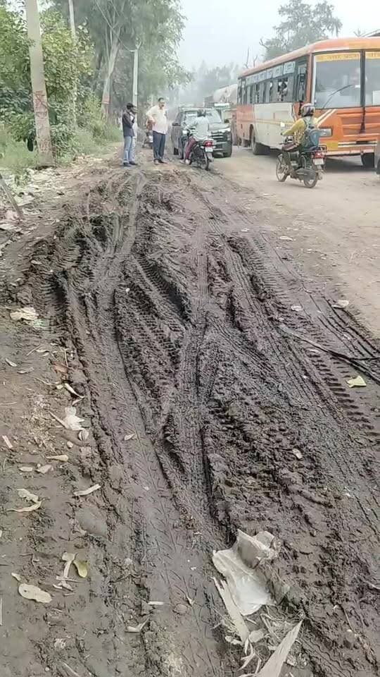 पानसरा फाटक आधे घंटे से लगा लंबा जाम, लोग हो रहे परेशान