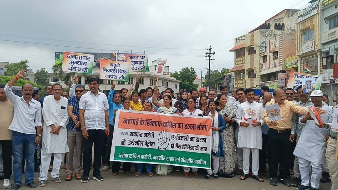 *बढ़ती महंगाई को लेकर मंदसौर कांग्रेस द्वारा विरोध प्रदर्शन किया जा रहा है*