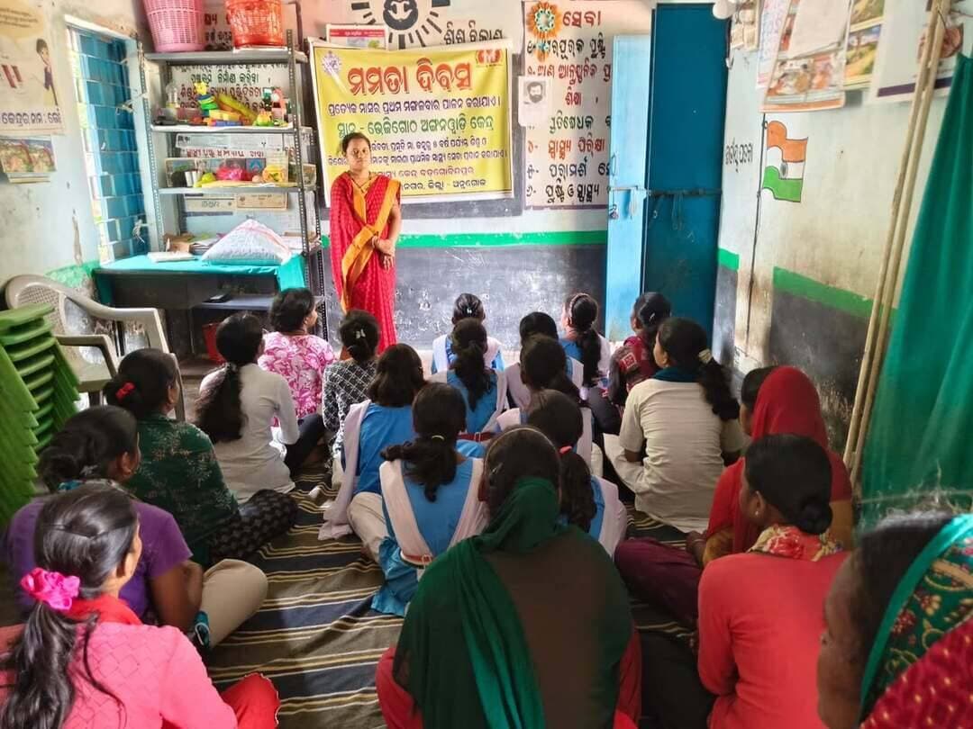 ଗ୍ରାମ ସ୍ତରୀୟ ଶିଶୁ ସୁରକ୍ଷା ଓ କଲ୍ୟାଣ ବୈଠକ ଅନୁଷ୍ଠିତ
କିଶୋରନଗର: ଅନୁଗୋଳ ଜିଲ୍ଲା କିଶୋରନଗର ବ୍ଲକ ଅନ୍ତର୍ଗତBileEnali ଗ୍ରାମପଞ୍ଚାୟତର Bhejigotha ଗ୍ରାମରେ ବିଶ୍ୱ ଯୁବ କେନ୍ଦ୍ର, ବଣୀନାଳୀ, ଅନୁଗୋଳ ଦ୍ୱାରା ପରିଚାଳିତ ‘ଜଷ୍ଟ ରାଇଟ୍ ଫର୍ ଚିଲଡ୍ରେନ୍’ ପକ୍ଷରୁ ଗ୍ରାମ ସ୍ତରୀୟ ଶିଶୁ ସୁରକ୍ଷା ଓ କଲ୍ୟାଣ ବୈଠକ ଅନୁଷ୍ଠିତ ହୋଇଯାଇଛି।
ଏହି ବୈଠକରେ ଅଙ୍ଗନୱାଡି କର୍ମୀ, ୱାର୍ଡମେମ୍ବର, ଆଶାକର୍ମୀଙ୍କ ସମେତ ଗ୍ରାମର ବିଭିନ୍ନ ସଦସ୍ୟ ଉପସ୍ଥିତ ରହି ଶିଶୁ ସୁରକ୍ଷା ଓ କଲ୍ୟାଣ ସମ୍ପର୍କରେ ଆଲୋଚନା କରିଥିଲେ।
ବୈଠକରେ ବାଲ୍ୟ ବିବାହ, ଶିଶୁ ଚାଲାଣ, ଶିଶୁ ଯୌନ ନିର୍ଯାତନା, ଶିଶୁ ଶ୍ରମ ଏବଂ ଶିଶୁମାନଙ୍କୁ ଜୀବନ ପ୍ରତି ବିପଦସଙ୍କୁଳ କାର୍ଯ୍ୟରେ ନିୟୋଜିତ କରିବା ଭଳି ସମ୍ବେଦନଶୀଳ ବିଷୟ ଉପରେ ବିସ୍ତୃତ ଆଲୋଚନା ହୋଇଥିଲା। ଏଭଳି ଘଟଣା ଶିଶୁମାନଙ୍କ ଶାରୀରିକ, ମାନସିକ ଓ ଶିକ୍ଷାଗତ ବିକାଶ ଉପରେ କିପରି ନକାରାତ୍ମକ ପ୍ରଭାବ ପକାଏ, ସେନେଇ ସଚେତନ କରାଯାଇଥିଲା।
ବାଲ୍ୟ ବିବାହ ଓ ଶିଶୁ ଶ୍ରମରେ ନିୟୋଜିତ କରୁଥିବା ବ୍ୟକ୍ତିଙ୍କ ବିରୋଧରେ ଭାରତୀୟ ଆଇନରେ ଥିବା ଦଣ୍ଡବିଧାନ ଓ ନିୟମାବଳୀ ସମ୍ପର୍କରେ ମଧ୍ୟ ଅବଗତ କରାଯାଇଥିଲା। ଏଥିସହ ପ୍ରତ୍ୟେକ ଶିଶୁର ଚାରୋଟି ପ୍ରାଥମିକ ଅଧିକାର ଏବଂ ଶିଶୁମାନଙ୍କ ଅଧିକାର ସୁରକ୍ଷାରେ ପରିବାର ଓ ସମାଜର ଭୂମିକା ଉପରେ ଗୁରୁତ୍ୱ ଦିଆଯାଇଥିଲା।
ବିଶ୍ୱ ଯୁବ କେନ୍ଦ୍ରର ନିର୍ଦ୍ଦେଶକ ମନୋଜ କୁମାର ମହାପାତ୍ର ଓ ପୂଜା ସ୍ୱାଇଁଙ୍କ ତତ୍ତ୍ୱାବଧାନରେ ପ୍ରକଳ୍ପ ସହଯୋଗୀ ଦୀପି ଦେହୁରୀ ବୈଠକ ପରିଚାଳନା କରିଥିଲେ। ଶିଶୁମାନଙ୍କୁ ନିରାପଦ ପରିବେଶ ଯୋଗାଇବା ସହ ସେମାନଙ୍କ ଅଧିକାର ସୁରକ୍ଷା ପାଇଁ ସମସ୍ତେ ଏକଜୁଟ ହୋଇ କାର୍ଯ୍ୟ କରିବାକୁ ବୈଠକରେ ଆହ୍ୱାନ ଦିଆଯାଇଥିଲା। #angulexpress