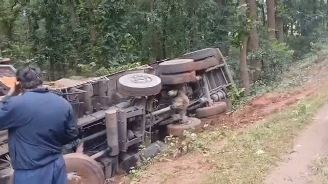 चमराडोल बनास के पास अंधे मोड़ पर सड़क हादसा
अनियंत्रित होकर ट्रक सड़क किनारे पलटा, हादसे के बाद मौके पर जुटे लोग
चमराडोल। चमराडोल क्षेत्र में बनास के पास एक अंधे मोड़ पर सड़क दुर्घटना हो गई। बताया जा रहा है कि मोड़ पर ट्रक अनियंत्रित होकर सड़क किनारे पलट गया।
हादसे के बाद मौके पर लोगों की भीड़ जुट गई। दुर्घटना में ट्रक को नुकसान पहुंचा है। हादसे के कारण कुछ समय के लिए मौके पर अफरा-तफरी का माहौल बन गया।
स्थानीय लोगों के अनुसार, बनास के पास स्थित यह अंधा मोड़ दुर्घटना की दृष्टि से संवेदनशील है, जहां वाहन चालकों को विशेष सावधानी बरतने की जरूरत है।
हादसे में किसी के घायल होने या अन्य नुकसान की पुष्टि की जानकारी अभी सामने नहीं आई है। दुर्घटना के वास्तविक कारणों की जानकारी जांच के बाद ही स्पष्ट हो सकेगी।