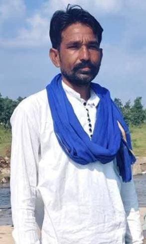 *बैरवा को अनुसूचित जाति-जनजाति महासभा का भीलवाड़ा जिलाध्यक्ष मनोनीत*
भीलवाड़ा (रमेश चंद्र डाड) अनुसूचित जाति, जनजाति महासभा द्वारा सामाजिक संगठन को मजबूत करने एवं समाजहित में सक्रिय भूमिका निभाने के उद्देश्य से दुर्गा लाल बैरवा निवासी राजपुरा को भीलवाड़ा जिला अध्यक्ष पद पर मनोनीत किया गया है।
महासभा के राष्ट्रीय एवं प्रदेश नेतृत्व द्वारा जारी नियुक्ति-पत्र के अनुसार दुर्गा लाल बैरवा को यह महत्वपूर्ण जिम्मेदारी सौंपी गई है।नियुक्ति पर दुर्गा लाल बैरवा ने महासभा के शीर्ष नेतृत्व प्रदेश संयोजक लक्ष्मीनारायण परमार, प्रदेश संगठन महासचिव जानकीलाल रेगर एवं चित्तौड़गढ़ जिलाध्यक्ष रामेश्वर बैरवा सहित समस्त पदाधिकारियों का आभार व्यक्त किया।
दुर्गा लाल बैरवा ने कहा कि वे महासभा के शीर्ष नेतृत्व को विश्वास दिलाते हैं कि महासभा के विधि-विधान एवं मिशन को सम्पूर्ण भीलवाड़ा जिले में गांव-ढाणियों तक पहुंचाने के लिए पूरी निष्ठा और प्रतिबद्धता के साथ कार्य करेंगे। साथ ही, समाज के अधिकारों, शिक्षा,सामाजिक जागरूकता एवं संगठनात्मक मजबूती के लिए सक्रिय भूमिका निभाते हुए सौंपी गई जिम्मेदारियों का ईमानदारी एवं निष्ठापूर्वक निर्वहन करेंगे।
उन्होंने कहा कि महासभा के माध्यम से अनुसूचित जाति एवं जनजाति समाज के लोगों को एकजुट कर सामाजिक चेतना को मजबूत करने तथा जरूरतमंद वर्ग की आवाज को मजबूती से उठाने का प्रयास किया जाएगा।
दुर्गा लाल बैरवा ने कहा कि यह पद मेरे लिए सम्मान के साथ-साथ एक बड़ी जिम्मेदारी भी है। मैं संगठन के विश्वास पर खरा उतरने के लिए पूरी निष्ठा से कार्य करूंगा !
