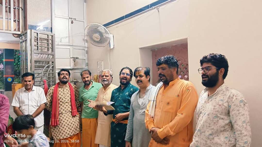 बारिश की कामना को लेकर भूतेश्वर महादेव में सहस्त्रधारा अभिषेक
महेश कुमार बिरला मीडिया प्रभारी मांडल भीलवाड़ा
मांडल क्षेत्र में अच्छी बारिश और सुख-समृद्धि की कामना को लेकर मांडल स्थित पावन भूतेश्वर महादेव मंदिर में धार्मिक अनुष्ठान का आयोजन किया गया। इस अवसर पर 11 पंडितों द्वारा भगवान भूतेश्वर महादेव का विधि-विधान एवं मंत्रोच्चार के साथ सहस्त्रधारा अभिषेक किया गया।
पंडित वेद प्रकाश तिवारी एवं आशुतोष तिवारी ने बताया कि क्षेत्र में अच्छी वर्षा होने, जलस्रोतों में पर्याप्त पानी आने तथा आमजन के सुख-समृद्धि की कामना से सहस्त्रधारा अभिषेक का आयोजन किया गया। अभिषेक के दौरान पंडितों ने वैदिक मंत्रों का उच्चारण करते हुए भगवान शिव का जलाभिषेक किया।
श्रद्धालुओं ने भगवान भोलेनाथ की पूजा-अर्चना कर क्षेत्र में अच्छी बारिश और खुशहाली की प्रार्थना की। धार्मिक वातावरण में संपन्न हुए इस आयोजन में श्रद्धालुओं ने आस्था के साथ भाग लिया और भगवान शिव से वर्षा के लिए प्रार्थना की।