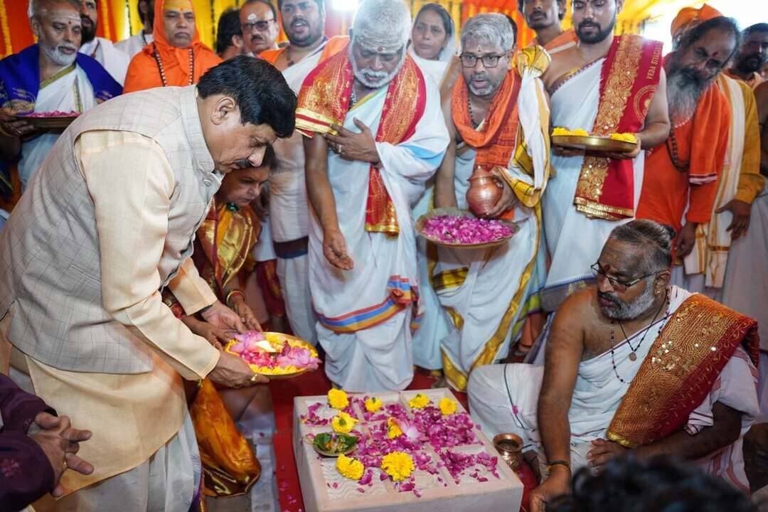 भारत की सनातन ज्ञान परंपरा, आध्यात्मिक चेतना और सांस्कृतिक एकात्मता का केंद्र बनेगा एकात्म धाम
---
मुख्यमंत्री डॉ. यादव ने कहा-सिंहस्थ के पूर्व भव्य "एकात्म यात्रा" निकाली जाएगी, समापन सिंहस्थ के दौरान होगा
---
संतों के आशीर्वाद से परमात्मा का नाम और उनकी अनुभूति हमारे जीवन में होती है उजागर
---
मुख्यमंत्री डॉ. यादव ने एकात्म धाम में पंचायतन मंदिर का किया शिलान्यास
--
पूज्य संतों के कर-कमलों से हुआ मंदिर निर्माण का पावन शुभारंभ
---
मुख्यमंत्री डॉ.मोहन यादव ने गुरुवार सुबह पवित्र तीर्थ नगरी ओंकारेश्वर स्थित एकात्म धाम में भव्य पंचायतन मंदिर का शिलान्यास किया। इस अवसर पर उन्होंने भारत की दिव्य संन्यास परंपरा के प्रतिनिधियों, षड्दर्शन संत मंडल के पूज्य संतों एवं विशिष्ट अतिथियों के साथ 45 पवित्र शिलाओं का पूजन कर मंदिर निर्माण का शुभारंभ किया। श्री वेंकटेश्वर वेद विज्ञान पीठम् धर्मगिरि, आंध्रप्रदेश के प्राचार्य के.एस.एस. अवधानी, दक्षिणाम्नाय श्री शारदा पीठम् कर्नाटक एवं श्री श्री गुरुकुल के आचार्यों द्वारा वैदिक अनुष्ठान संपन्न कराया गया।
इस अवसर पर मुख्यमंत्री डॉ. यादव ने कहा कि एकात्म धाम केवल एक धार्मिक स्थल नहीं, बल्कि भारत की सनातन ज्ञान परंपरा, आध्यात्मिक चेतना और सांस्कृतिक एकात्मता का केंद्र बनेगा। जगद्गुरु आदि शंकराचार्य ने विभिन्न उपासना पद्धतियों के बीच समन्वय स्थापित करने के लिए पंचायतन पूजन की परंपरा को पुनः प्रतिष्ठित किया था। पंचायतन मंदिर इसी महान परंपरा को आगे बढ़ाने का माध्यम है। उन्होंने कहा कि हमने भगवान को प्रत्यक्ष नहीं देखा, लेकिन संतों के आशीर्वाद से परमात्मा का नाम और उनकी अनुभूति हमारे जीवन में उजागर होती है। पूज्य संतों के आशीर्वाद से ओंकारेश्वर में ऐसा दिव्य धाम आकार ले रहा है, जो आने वाली पीढ़ियों को भारतीय संस्कृति, आध्यात्मिकता और चरित्र निर्माण की प्रेरणा देगा।
मांधाता पर्वत पर अलौकिक स्वरूप ले रहा एकात्म धाम
मुख्यमंत्री डॉ. यादव ने कहा कि मांधाता पर्वत पर विकसित हो रहा एकात्म धाम आने वाले समय में अत्यंत अलौकिक और दिव्य दृश्य प्रस्तुत करेगा। हम सभी परमात्मा की लीला के साक्षी हैं। उन्होंने कहा कि हम इस यात्रा के पथिक हैं और सौभाग्य की बात है कि हमें ऐसे दिव्य धाम के निर्माण में अपनी भूमिका निभाने का अवसर मिल रहा है। यह स्थान आंतरिक चेतना के जागरण और आत्मिक शांति का महत्वपूर्ण केंद्र बनेगा।
उन्होंने कहा कि रक्षाबंधन के पावन अवसर पर यह शुभ कार्य हो रहा है। संतों के आशीर्वाद से बहन-भाई के संकल्प की यह यात्रा अद्वितीय बनेगी। एकात्म धाम में निर्मित होने वाली आध्यात्मिक संरचनाएं समाज में समरसता, सद्भाव, संस्कार और चरित्र निर्माण की भावना को मजबूत करेंगी।
सिंहस्थ से पूर्व निकलेगी एकात्म यात्रा
मुख्यमंत्री डॉ. यादव ने कहा कि सिंहस्थ-2028 के पूर्व भव्य एकात्म यात्रा निकाली जाएगी, जिसका समापन सिंहस्थ के दौरान होगा। यह यात्रा देश और दुनिया तक भारतीय ज्ञान परंपरा, संत परंपरा और एकात्म दर्शन का संदेश पहुंचाएगी। उन्होंने कहा कि ओंकारेश्वर और उज्जैन दोनों ही धाम आंतरिक चेतना के केंद्र बन रहे हैं। ये दोनों स्थान केवल मध्यप्रदेश के लिए नहीं, बल्कि संपूर्ण भारत और दुनिया के लिए अप्रतिम आध्यात्मिक केंद्र के रूप में विकसित होंगे।
मुख्यमंत्री डॉ यादव ने कहा कि पंचायतन मंदिर धार्मिक आस्था के साथ-साथ भारतीय प्राचीन वास्तुकला और मूर्तिकला के पुनरुत्थान का भी महत्वपूर्ण उदाहरण बनेगा। पंचायतन उपासना का मूल संदेश यही है कि विभिन्न देव स्वरूपों में उसी एक परम ब्रह्म की उपासना की जाती है। यही भारतीय संस्कृति की एकात्म दृष्टि है। उन्होंने कहा कि ओंकारेश्वर की धरती पर संतों के आशीर्वाद से निर्मित यह दिव्य धाम आने वाले समय में देश-दुनिया के श्रद्धालुओं और जिज्ञासुओं के लिए आध्यात्मिक प्रेरणा का केंद्र बनेगा।
पंचायतन मंदिर में पंचदेवों की उपासना
प्राचीन पंचायतन शैली पर आधारित मंदिर के केंद्र में भगवान शिव का मुख्य देवालय होगा। चारों कोनों पर भगवान विष्णु, भगवान सूर्य, भगवान गणेश और भगवती शक्ति के उप-देवालय होंगे। मुख्य देवालय का शिखर ‘सोमतिलक’ शैली में होगा तथा गर्भगृह सर्वतोभद्र शैली में निर्मित किया जाएगा। मंदिर में चारों दिशाओं से प्रवेश की व्यवस्था होगी।
मंदिर परिसर में 100 कलात्मक नक्काशीदार स्तंभ और 8 लघु संवर्णा स्थापित किए जाएंगे। मुख्य मंडप में 26 फीट व्यास का विशाल कलात्मक गुंबद होगा। मंदिर 16 फीट ऊंचे आधारभूत अधिष्ठान ‘जगति’ पर निर्मित होगा। संपूर्ण मंदिर 121 कलशों से सुशोभित होगा तथा निर्माण में लगभग 80 हजार घन फीट नक्काशीदार गुलाबी बलुआ पत्थर का उपयोग किया जा रहा है।
प्राचीन नागर स्थापत्य का जीवंत उदाहरण
पंचायतन मंदिर पारंपरिक नागर शैली में निर्मित किया जा रहा है। मंदिर का बाह्य वास्तु-विन्यास भद्र, कर्ण, प्रतिरथ, देवकोष्ठ और अलंकृत पट्टिकाओं के संयोजन से सुसज्जित होगा। भव्य तोरण-द्वार मंदिर की स्थापत्य सुंदरता को और निखारेंगे।
इस अवसर पर बड़ी संख्या में संत गण, प्रदेश के जनजातीय कार्य विभाग के मंत्री डॉ कुंवर विजय शाह एवं स्थानीय जनप्रतिनिधि, प्रशासनिक अधिकारी और श्रद्धालु मौजूद थे।
CM Madhya Pradesh
Dr Mohan Yadav
Jansampark Madhya Pradesh
General Administration Department, MP
Department of Culture, Madhya Pradesh
Home Department of Madhya Pradesh
#omkareshwer
#khandwa