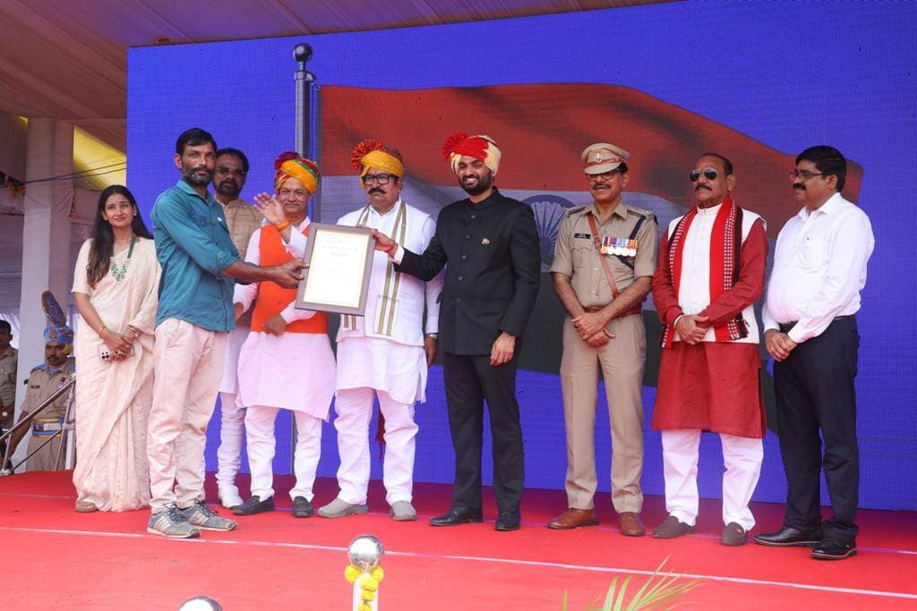 मुकेश कुमार ने समय पर सीपीआर देकर बचाई अनजान व्यक्ति की जान
स्वतंत्रता दिवस पर कलेक्टर ने किया था सम्मानित
नीमच 27 अगस्त 2026, ग्राम कनावटी निवासी मुकेश कुमार नायक ने अपनी सूझबूझ और समय पर सीपीआर देकर सड़क पर बेहोश पड़े एक अनजान व्यक्ति की जान बचाने में महत्वपूर्ण भूमिका निभाई। उनके इस सराहनीय कार्य के लिए कलेक्टर श्री हिमांशु चंद्रा ने स्वतंत्रता दिवस के अवसर पर उन्हें सम्मानित भी किया।
मुकेश कुमार नायक ने बताया कि 22 जुलाई 2026 की रात करीब 11:30 बजे वे फैक्ट्री से घर लौट रहे थे। इसी दौरान उन्होंने सड़क पर एक व्यक्ति को बेहोशी की हालत में पड़ा देखा। मौके पर कई लोग खड़े थे, लेकिन कोई उसकी मदद नहीं कर रहा था। मुकेश कुमार ने तत्काल अपनी गाड़ी रोकी और व्यक्ति की स्थिति देखी। धड़कन महसूस नहीं होने पर उन्होंने तुरंत सीपीआर देना शुरू किया, जिससे उसकी सांस वापस चलने लगी।
इसी दौरान वहां से गुजर रहे डॉ. स्वप्निल वधवा ने भी अपनी गाड़ी रोकी। उन्होंने व्यक्ति की पल्स चेक की, जो चालू हो चुकी थी। इसके बाद मुकेश कुमार और डॉ. वधवा ने व्यक्ति को सरकारी अस्पताल पहुंचाकर भर्ती कराया।
अस्पताल में व्यक्ति की जेब से एक मोबाइल फोन और डायरी मिली। डायरी में दर्ज सरपंच के नंबर पर डॉ. वधवा ने संपर्क किया, जिससे जानकारी मिली कि अस्पताल में भर्ती व्यक्ति का नाम प्रेम सिंह है।
मुकेश कुमार ने बताया कि उन्होंने सीपीआर देने की जानकारी अपनी पत्नी से सीखी थी, जिन्होंने नर्सिंग की है। उन्होंने कहा कि आपात स्थिति में सीपीआर किसी व्यक्ति की जान बचाने में महत्वपूर्ण साबित हो सकता है। उन्होंने सभी लोगों से सीपीआर का प्रशिक्षण एवं इसकी जानकारी प्राप्त करने की अपील की, ताकि आवश्यकता पड़ने पर समय रहते किसी जरूरतमंद व्यक्ति की मदद कर उसकी जान बचाई जा सके।
CM Madhya Pradesh
Jansampark Madhya Pradesh
#Neemuch
#नीमच