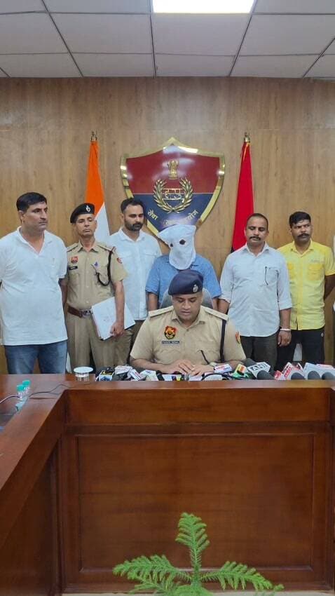 *घरेलू कलह में पत्नी की हत्या कर करीब 4 माह से फरार 50 हजार रुपये का इनामी आरोपी गिरफ्तार : एसपी सिद्धान्त जैन*
हिसार, 27 अगस्त 2026। पुलिस अधीक्षक हिसार श्री सिद्धान्त जैन, IPS के निर्देशानुसार हिसार पुलिस ने थाना सिविल लाइन क्षेत्र में घरेलू कलह के चलते महिला की हत्या करने के मामले में करीब चार माह से फरार चल रहे 50,000 रुपये के इनामी आरोपी को गिरफ्तार करने में सफलता हासिल की है। आरोपी अपनी पहचान छिपाकर रेवाड़ी, चंडीगढ़, अमृतसर, दिल्ली, उज्जैन, हरिद्वार, मथुरा, अयोध्या सहित विभिन्न धार्मिक स्थलों पर ठिकाने बदल-बदलकर रह रहा था।
डीएसपी क्राइम व डीएसपी अग्रोहा के नेतृत्व में गठित विभिन्न पुलिस टीमों द्वारा आरोपी की तलाश लगातार की जा रही थी। आरोपी की गिरफ्तारी के लिए पुलिस अधीक्षक हिसार द्वारा 7 विशेष टीमों का गठन किया गया था तथा उसकी गिरफ्तारी पर 50,000 रुपये का इनाम घोषित किया गया था।
*घटना का विवरण*
शिकायतकर्ता सौरभ पुत्र हरीश कुमार निवासी संत नगर, हिसार ने थाना सिविल लाइन पुलिस को दी शिकायत में बताया कि उसकी बहन सोनिया की वर्ष 2016 में सौरभ आनंद पुत्र तुलसीदास निवासी सेक्टर-13, हिसार के साथ शादी हुई थी। शिकायत के अनुसार शादी के कुछ समय बाद से ही आरोपी पति द्वारा सोनिया को घरेलू कलह के चलते परेशान किया जाता था। परिवार द्वारा कई बार दोनों के बीच समझौता करवाने का प्रयास किया गया।
शिकायत के अनुसार करीब तीन माह पहले भी आरोपी ने सोनिया का गला दबाकर उसे जान से मारने का प्रयास किया था। दिनांक 30 अप्रैल 2026 को आरोपी के घर से चले जाने पर सोनिया द्वारा थाना सिविल लाइन में उसकी गुमशुदगी की शिकायत दी गई थी। उसी दिन शाम को आरोपी वापस घर आ गया था।
दिनांक 1 मई 2026 को शिकायतकर्ता अपनी बहन के घर पहुंचा तो उसकी बहन सोनिया घर के अंदर मृत अवस्था में मिली। मौके पर खून से सनी प्रेस पड़ी हुई थी तथा शरीर पर चोट के निशान पाए गए। शिकायतकर्ता ने आरोप लगाया कि घरेलू विवाद के चलते उसके जीजा सौरभ आनंद ने सोनिया की हत्या की है।
*भेष बदलकर धार्मिक स्थलों पर छिपता रहा आरोपी*
वारदात के बाद आरोपी पुलिस से बचने के लिए लगातार अपने ठिकाने बदलता रहा। आरोपी ने रेवाड़ी, चंडीगढ़, अमृतसर, दिल्ली के गुरुद्वारा शीशगंज साहिब व बंगला साहिब, उज्जैन, हरिद्वार, मथुरा, अयोध्या सहित अन्य धार्मिक स्थलों पर अपनी पहचान छिपाकर और भेष बदलकर रहकर पुलिस से बचने का प्रयास किया।
पुलिस की विभिन्न टीमें लगातार आरोपी के संभावित ठिकानों पर दबिश देती रहीं और तकनीकी व मानवीय सूचना के आधार पर उसकी तलाश जारी रखी गई।
*कैमरा मैन की सतर्कता से आरोपी पुलिस के हत्थे चढ़ा*
दिनांक 26 अगस्त 2026 को आरोपी भेष बदलकर हिसार में एक चाय की दुकान पर बैठा हुआ था। इसी दौरान वहां पहुंचे एक कैमरा मैन ने आरोपी को पहचान लिया। कैमरा मैन पहले आरोपी के संपर्क में रहा था, इसलिए उसने आरोपी को उसके नाम से बुलाया। आरोपी पहचान उजागर होने पर वहां से मॉडल टाउन की तरफ भागने लगा।
कैमरा मैन ने तुरंत इसकी सूचना पुलिस को दी। सूचना मिलते ही थाना सिविल लाइन प्रभारी PSI कर्मजीत अपनी टीम के साथ मौके पर पहुंचे और आरोपी को काबू कर लिया।
*पुलिस रिमांड पर लेकर गहनता से पूछताछ की जाएगी*
गिरफ्तार आरोपी को अदालत में पेश कर पुलिस रिमांड पर लिया जाएगा। रिमांड के दौरान आरोपी से वारदात के संबंध में गहनता से पूछताछ की जाएगी तथा मामले में अन्य आरोपियों की संलिप्तता सहित वारदात से जुड़े अन्य पहलुओं की भी जांच की जाएगी।
एसपी सिद्धान्त जैन ने कहा कि हिसार पुलिस गंभीर अपराधों में फरार आरोपियों को किसी भी सूरत में कानून के शिकंजे से बचने नहीं देगी। अपराध के बाद पहचान छिपाकर अथवा स्थान बदलकर फरारी काट रहे आरोपियों की गिरफ्तारी के लिए पुलिस की टीमें लगातार कार्य कर रही हैं।