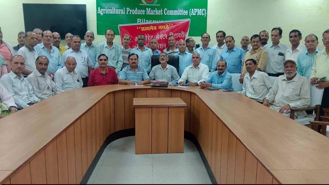 पेंशन अधिसूचना बहाली को लेकर कॉरपोरेट पेंशनरों ने खोला मोर्चा
बिलासपुर:
हिमाचल प्रदेश कॉरपोरेट सेक्टर के सेवानिवृत्त पेंशनरों ने सरकार के नकारात्मक रवैये के खिलाफ रोष व्यक्त करते हुए 29 अक्टूबर 1999 की पेंशन अधिसूचना को शीघ्र बहाल करने की पुरजोर मांग उठाई है। मंगलवार को मार्केटिंग कमेटी के कॉन्फ्रेंस हॉल बिलासपुर में एचपी कॉरपोरेट सेक्टर सेवानिवृत्त कोऑर्डिनेशन कमेटी की प्रदेश कार्यकारिणी की बैठक प्रदेशाध्यक्ष ठाकुर देवी लाल की अध्यक्षता में संपन्न हुई।
बैठक के मुख्य बिंदु और निर्णय:
* मुख्यमंत्री से वार्ता की मांग: बैठक में सर्वसम्मति से आग्रह किया गया कि जिस प्रकार एचआरटीसी (HRTC) के प्रतिनिधियों के साथ बैठक कर उनकी मांगों का समाधान किया गया है, उसी प्रकार कॉरपोरेट सेक्टर के प्रतिनिधियों को भी बातचीत का अवसर दिया जाए।
* वित्तीय बोझ का दावा: वक्ताओं ने कहा कि यदि मुख्यमंत्री महोदय कॉरपोरेट सेक्टर से आमने-सामने बातचीत का समय दें, तो ऐसा व्यावहारिक समाधान प्रस्तुत किया जाएगा जिससे सरकार के खजाने पर एक रुपये का भी अतिरिक्त वित्तीय बोझ नहीं पड़ेगा और लगभग 17 निगमों व बोर्डों की पेंशन का मसला हल हो जाएगा।
* संयुक्त संघर्ष समिति का समर्थन: बैठक में संयुक्त संघर्ष समिति बिलासपुर के संयोजक चेत राम वर्मा और मुख्य प्रचार सचिव प्रेम लाल पराशर विशेष रूप से सम्मिलित हुए। उन्होंने आश्वासन दिया कि समिति इस मुद्दे को प्राथमिकता से सरकार के समक्ष उठाएगी और बहाली तक संघर्ष जारी रहेगा।
* 1 सितंबर को चौड़ा मैदान में प्रदर्शन: आगामी 1 सितंबर को शिमला के चौड़ा मैदान में संयुक्त संघर्ष समिति (सुरेश ठाकुर के नेतृत्व में) द्वारा आयोजित किए जाने वाले विशाल धरना-प्रदर्शन में कॉरपोरेट सेक्टर के पेंशनर भी पूरी ताकत और कंधे से कंधा मिलाकर भाग लेंगे।
* व्यापक भागीदारी: इस महत्वपूर्ण बैठक में बिलासपुर के अतिरिक्त चंबा, कांगड़ा, हमीरपुर, मंडी, कुल्लू, सोलन, शिमला, सिरमौर और ऊना सहित विभिन्न जिलों से प्रदेश कार्यकारिणी के प्रतिनिधियों और लगभग 17 निगमों के सदस्यों ने हिस्सा लिया।
इस दौरान राज कुमार हमीरपुरी, सुरेश कुमार आचार्य, दौलत राम ठाकुर, रत्नेश कुमार, पूर्ण चंद, राम लाल, सफदर हुसैन, कांता वर्मा, दिलीप सिंह, योगराज, उद्यम सिंह, कृष्ण डोगरा, सुरजीत वर्मा और प्रेम लाल सहित कई अन्य गणमान्य सदस्य भी मौजूद रहे।