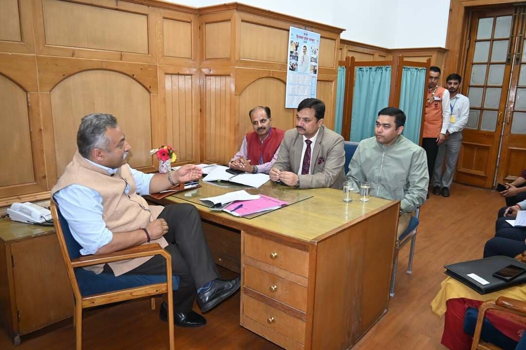 *कोटखाई में एलपीजी आपूर्ति व्यवस्था को एक सप्ताह में करें सामान्य - रोहित ठाकुर*
शिक्षा मंत्री रोहित ठाकुर ने जिला शिमला के कोटखाई क्षेत्र में एलपीजी की सुचारू एवं नियमित आपूर्ति सुनिश्चित करने के लिए आज उच्च स्तरीय समीक्षा बैठक की। बैठक में कैबिनेट मंत्री ने संबंधित विभागों एवं जिला प्रशासन को सख्त निर्देश दिए कि कोटखाई क्षेत्र में एलपीजी आपूर्ति की समस्या का एक सप्ताह के भीतर पूर्ण समाधान सुनिश्चित किया जाए। उन्होंने स्पष्ट किया कि सेब सीजन के दौरान लोगों को रसोई गैस की कमी के कारण किसी भी प्रकार की परेशानी नहीं होनी चाहिए और इस मामले में किसी भी स्तर पर लापरवाही बर्दाश्त नहीं की जाएगी।
मंत्री ने निर्देश दिए कि नारकंडा गैस एजेंसी से कोटखाई क्षेत्र की कुछ पंचायतों को जोड़ने की दिशा में आवश्यक कार्रवाई शीघ्र पूरी की जाए, ताकि क्षेत्र में गैस आपूर्ति व्यवस्था को और मजबूत किया जा सके। उन्होंने कहा कि विभाग इस संबंध में सभी औपचारिकताएं प्राथमिकता के आधार पर पूरी करे।
बैठक में बताया गया कि कोटखाई क्षेत्र में लगभग 15,400 एलपीजी कनेक्शन हैं, जबकि कलबोग क्षेत्र में करीब 1,200 कनेक्शन धारक हैं। इनमें से 600 उपभोक्ताओं को गैस की आपूर्ति की जा चुकी है, जबकि लगभग 600 कनेक्शनों का बैकलॉग अभी शेष है। बैकलॉग को समाप्त करने के लिए 250 एलपीजी सिलेंडरों की आपूर्ति हेतु वीरवार को वाहन भेजा गया है।
रोहित ठाकुर ने कहा कि गुम्मा में नई गैस एजेंसी खोलने का प्रस्ताव भी प्राप्त हुआ है, जिस पर विभाग आवश्यक औपचारिकताएं जल्द पूरी करे। उन्होंने कलबोग क्षेत्र में नई गैस एजेंसी के लिए आवेदन आमंत्रित करने के भी निर्देश दिए, ताकि स्थानीय लोगों को नियमित एवं सुगम गैस आपूर्ति का लाभ मिल सके।
विभागीय अधिकारियों ने बैठक में अवगत करवाया कि डिलीवरी ऑथेंटिकेशन कोड (DAC) के बिना गैस आपूर्ति से संबंधित प्रक्रिया के कारण भी कई व्यावहारिक कठिनाइयां सामने आई हैं। इस संबंध में इंडियन ऑयल कॉरपोरेशन लिमिटेड (IOCL) से अतिरिक्त एलपीजी लोड उपलब्ध करवाने के निर्देश प्राप्त हुए हैं। अधिकारियों ने बताया कि पिछले तीन महीनों से कलबोग क्षेत्र में गैस आपूर्ति की समस्या बनी हुई है।
कैबिनेट मंत्री ने संबंधित अधिकारियों को निर्देश दिए कि बैकलॉग क्षेत्र में प्राथमिकता के आधार पर गैस आपूर्ति की समस्या को समाप्त किया जाए और उपभोक्ताओं को समयबद्ध तरीके से गैस उपलब्ध करवाई जाए। उन्होंने कहा कि खन्नेटी-पुड़ग क्षेत्र में 500 कनेक्शनों की गैस आपूर्ति जारी की जा चुकी है तथा शेष क्षेत्रों में भी व्यवस्था को शीघ्र सामान्य किया जाए।
उपायुक्त शिमला अनुपम कश्यप ने मंत्री को आश्वस्त किया कि उनके निर्देशों के अनुरूप जिला प्रशासन द्वारा एलपीजी आपूर्ति की समस्या का एक सप्ताह के भीतर प्राथमिकता के आधार पर समाधान सुनिश्चित किया जाएगा। उन्होंने संबंधित विभागों के साथ प्रभावी समन्वय स्थापित कर नियमित आपूर्ति बनाए रखने की बात कही।
*जिला में जनवरी से जुलाई 2026 तक एलपीजी की आपूर्ति एवं बिक्री*
जिला शिमला में जनवरी से जुलाई 2026 तक घरेलू एवं वाणिज्यिक एलपीजी रिफिल की प्राप्ति एवं बिक्री से संबंधित आंकड़ों के अनुसार जिला में वर्तमान में कुल 3,14,110 एलपीजी कनेक्शन हैं। इसमें 2,17,159 घरेलू (DBC) कनेक्शन, 96,951 SBC कनेक्शन तथा 7,150 वाणिज्यिक कनेक्शन शामिल हैं।
जनवरी से जुलाई 2026 के दौरान जिला शिमला को कुल 3,058 एलपीजी लोड प्राप्त हुए। इस अवधि में कुल 10,53,741 घरेलू एलपीजी रिफिल तथा 1,06,350 वाणिज्यिक रिफिल प्राप्त हुए। इसी अवधि में कुल 9,85,510 घरेलू रिफिल तथा 86,556 वाणिज्यिक रिफिल की बिक्री दर्ज की गई।
माहवार आंकड़ों के अनुसार जनवरी 2026 में 505 लोड प्राप्त हुए तथा 1,88,685 घरेलू और 22,490 वाणिज्यिक रिफिल प्राप्त हुए। फरवरी में 511 लोड, मार्च में 497, अप्रैल में 388, मई में 322, जून में 402 तथा जुलाई में 433 लोड प्राप्त हुए।
घरेलू रिफिल की प्राप्ति जनवरी में 1,88,685 से लेकर जुलाई में 1,45,825 तक रही, जबकि वाणिज्यिक रिफिल की प्राप्ति इस अवधि में 22,490 से 9,800 के बीच रही। दूसरी ओर घरेलू रिफिल की बिक्री जनवरी में 1,79,198, फरवरी में 1,51,058, मार्च में 1,57,600, अप्रैल में 1,22,500, मई में 1,20,100, जून में 1,21,072 तथा जुलाई में 1,33,982 रही।
वाणिज्यिक रिफिल की बिक्री जनवरी से जुलाई के दौरान क्रमशः 18,171, 15,347, 15,009, 9,809, 8,810, 9,570 और 9,840 दर्ज की गई।
*यह भी रहे मौजूद*
बैठक में वरिष्ठ पुलिस अधीक्षक गौरव सिंह, अतिरिक्त पुलिस अधीक्षक मेहर पंवार, अतिरिक्त पुलिस अधीक्षक गौरवजीत, जिला खाद्य एवं आपूर्ति नियंत्रक नरेंद्र कुमार धीमान सहित संबंधित विभागों के अधिकारी एवं अन्य गणमान्य उपस्थित रहे।
-०-
