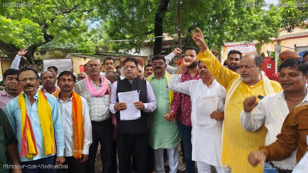 छानबे में रेलवे ओवरब्रिज की मांग तेज, 2 लाख आबादी को राहत की उम्मीद
बारिश में अंडरपास बन जाता है जलमग्न, दर्जनों गांवों का आवागमन प्रभावित; डीएम को सौंपा पत्र, एक माह में शिलान्यास की मांग
मीरजापुर, 27 अगस्त। छानबे विकास संघर्ष समिति ने अकौढ़ी बबुरा-बाया जोपा संपर्क मार्ग पर रेलवे ओवरब्रिज निर्माण की मांग को लेकर जिलाधिकारी को पत्र सौंपा है। समिति ने कहा कि रेलवे लाइन के नीचे बने रास्ते से होकर क्षेत्र के करीब 12 से 15 गांवों के लोगों का आवागमन होता है, लेकिन बारिश के दौरान यह मार्ग जलभराव के कारण बाधित हो जाता है।
समिति के अनुसार, मुख्य मार्ग से जुड़ने वाला यह महत्वपूर्ण संपर्क मार्ग आज तक सुचारु रूप से विकसित नहीं हो सका है। रेलवे के अंडरपास से होकर मुख्य मार्ग तक पहुंचने वाले रास्ते पर थोड़ी सी बारिश में ही पानी भर जाता है, जिससे लोगों को आवागमन में भारी परेशानी उठानी पड़ती है।
पत्र में कहा गया है कि बारिश के दौरान बीमार व्यक्ति, आकस्मिक चिकित्सा की जरूरत वाले मरीज और प्रसव पीड़ित महिलाओं को समय पर अस्पताल पहुंचाने में परेशानी होती है। समिति का दावा है कि कई बार लोगों को असमय मौत का भी सामना करना पड़ा है।
समिति ने बताया कि करीब 2 लाख की आबादी वाले इस बड़े क्षेत्र के लिए रेलवे ओवरब्रिज के बिना स्थायी आवागमन की समस्या का समाधान संभव नहीं है। समिति के संयोजक प्रमोद सिंह ने जिलाधिकारी से मांग की है कि रेलवे ओवरब्रिज निर्माण की प्रक्रिया तेज कर एक माह के भीतर शिलान्यास कराया जाए।
समिति ने चेतावनी दी है कि यदि मांग पर शीघ्र कार्रवाई नहीं हुई तो बड़ी संख्या में ग्रामीणों के साथ आंदोलन करने के लिए मजबूर होना पड़ेगा।
#TodayMirzapur #Mirzapur #छानबे #रेलवेओवरब्रिज #जनसमस्या #विकासकार्य #ग्रामीणोंकीमांग #मीरजापुर