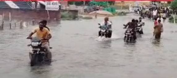 चुनार में बाढ़ जैसे हालात, जरगो बांध का गेट खुलते ही सड़कों पर बहा पानी
चुनार। लगातार बारिश के बीच जरगो बांध के गेट खोले जाने के बाद जरगो नदी का जलस्तर बढ़ गया है। चुनार क्षेत्र में बाढ़ जैसे हालात बन गए हैं और कई स्थानों पर नदी का पानी सड़कों व मोहल्लों तक पहुंच गया है। जरगो नदी के उफान की ऐसी स्थिति पहले भी चुनार के कई इलाकों को प्रभावित कर चुकी है।
चुनार-जमुई मार्ग पर जरगो नदी का पानी बहने लगा है। सरैया-सिकंदरपुर से लेकर लाल दरवाजा तक कई स्थानों पर जलभराव की स्थिति बनी हुई है। वहीं लाल दरवाजा, कजिया समेत आसपास के मोहल्लों में पानी पहुंचने से लोगों में हड़कंप मचा हुआ है।
सड़कों पर पानी भरने से आवागमन प्रभावित हो गया है। स्थानीय लोगों में लगातार बढ़ते जलस्तर को लेकर चिंता बनी हुई है। प्रशासन और संबंधित विभागों से स्थिति पर नजर रखने तथा प्रभावित इलाकों में आवश्यक सावधानी बरतने की मांग की जा रही है।
#TodayMirzapur #Mirzapur #Chunar #JargoDam #JargoRiver #Flood #चुनार #मिर्जापुर #जरगोबांध #बाढ़
