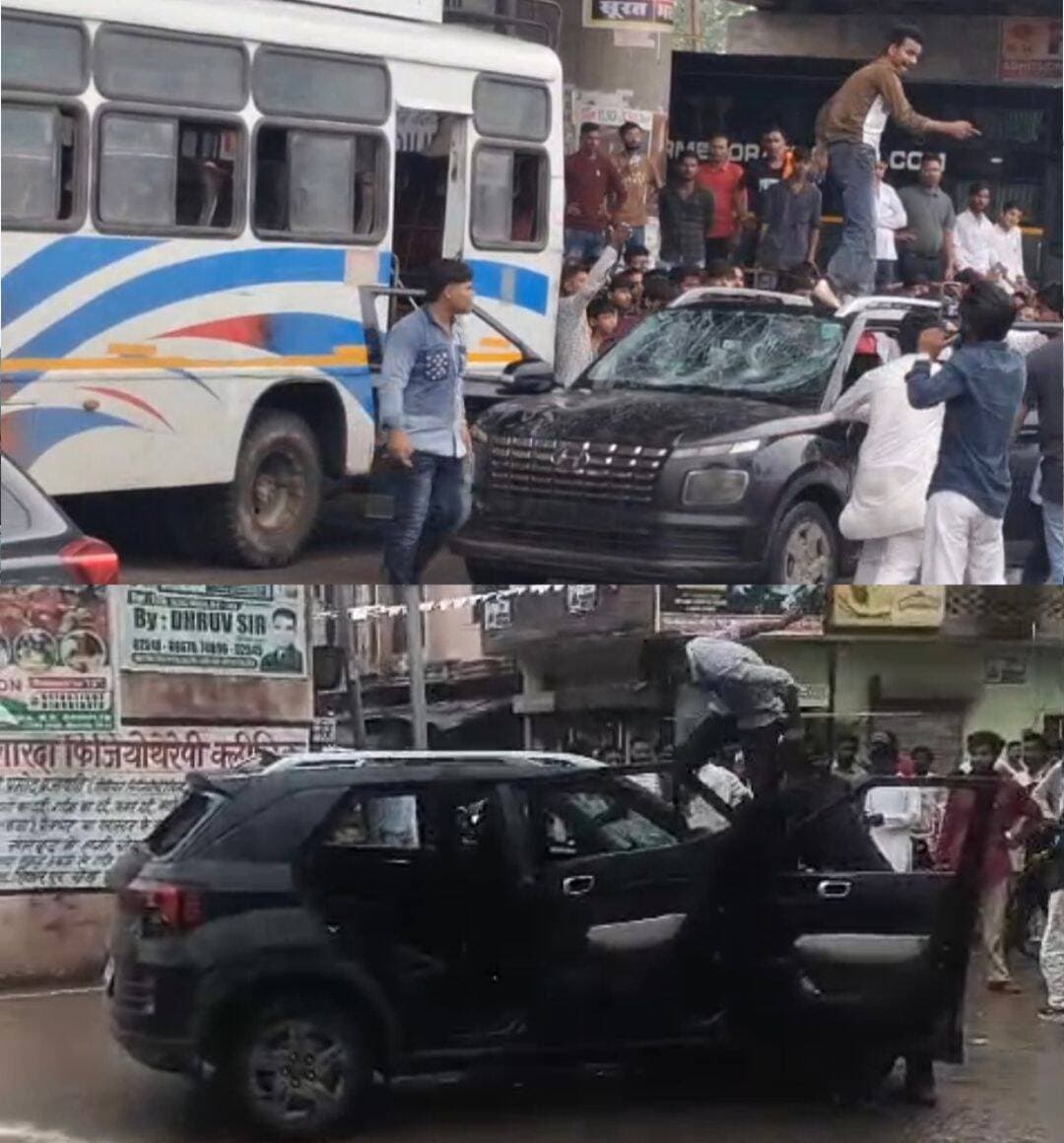 कार की तोड़फोड़ करने वाले तीन नामजद व चार अज्ञात लोगों पर एफआईआर, दूसरी तरफ अज्ञात कार चालक पर भी मामला दर्ज👇
मिलादुन्नबी जुलूस में कार की तोड़फोड़ करने वाले आरोपियों के विरुद्ध भारतीय न्याय संहिता (बीएनएस), 2023 की धारा 115(2), 310(2) और 324(5) के साथ ही मध्यप्रदेश डकैती एवं व्यपहरण प्रभावित क्षेत्र अधिनियम की धारा 11 एवं 13 के तहत प्रकरण दर्ज किया गया
वहीं कार की टक्कर से घायल युवक की रिपोर्ट पर पुलिस ने अभी अज्ञात व्यक्ति के खिलाफ मामला पंजीबद्ध किया है। पुलिस के मुताबिक जांच की जाएगी कि कार को कौन चला रहा था।