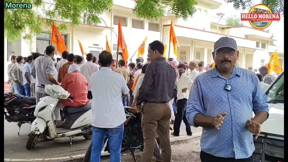 मिलादुन्नबी के जुलूस में कार की तोड़फोड़ का मुद्दा गर्माया। हिंदुत्व समर्थकों व क्षत्रिय महासभा सहित सभी वर्गों के लोगों ने प्रदर्शन किया, नारे लगाए।
लूट एयर डकैती की धाराओं में एफआईआर दर्ज करने की मांग को लेकर रेस्टहाउस पर पुलिस बल तैनात, विरोध प्रदर्शन जारी।