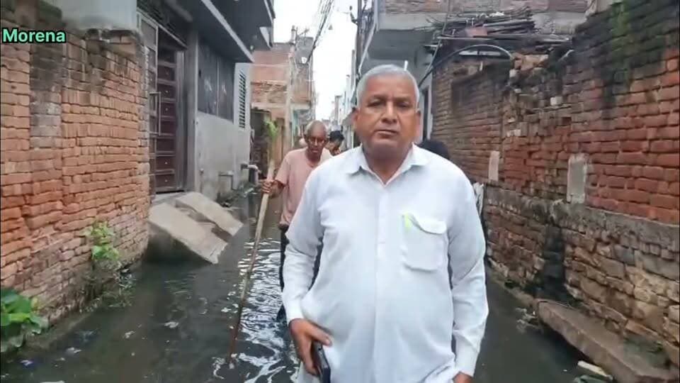परेशान लोगों ने पार्षद पति को गंदे पानी में घेरा तो बोले आयुक्त व महापौर खा गए सफाई के 40 लाख रुपये👇
वार्ड नं. 8 की अंबेडकर गली में पिछले 4 माह से नालियां चोक हैं और काला गंदा पानी सड़क पर भरा हुआ है, जिसके कारण लोगों को आवागम में परेशानी का सामना करना पड़ रहा है। गुरुवार की सुबह लोगों ने पार्षद कलावती के पति रमेश अर्गल को इसी गंदे पानी मे घेर लिया।