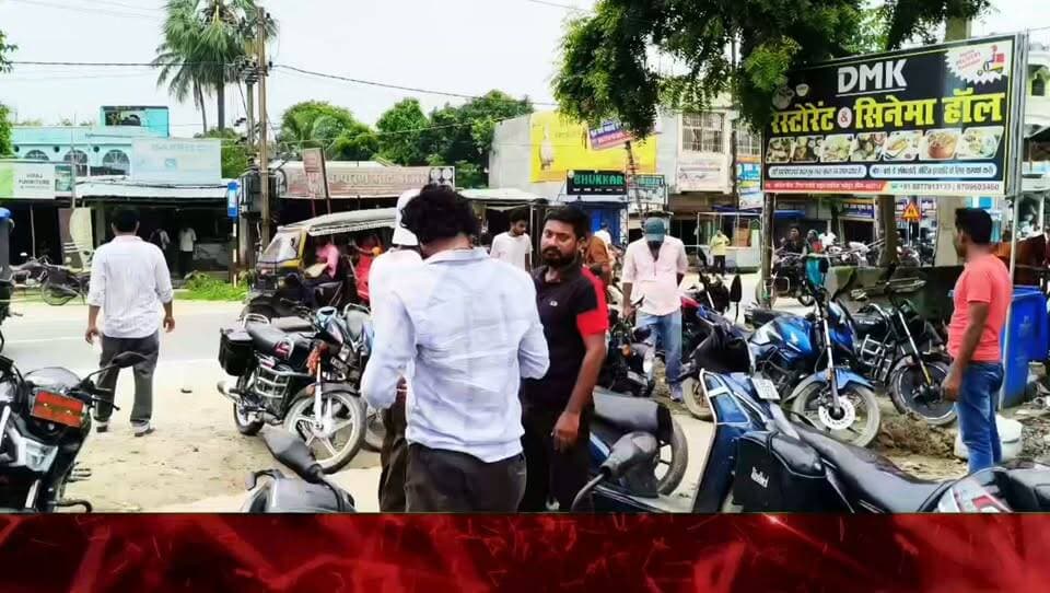 Toxic का क्रेज सिर चढ़कर बोल रहा, DMK Cinema Hall में परिवार संग उमड़ रही दर्शकों की भीड़