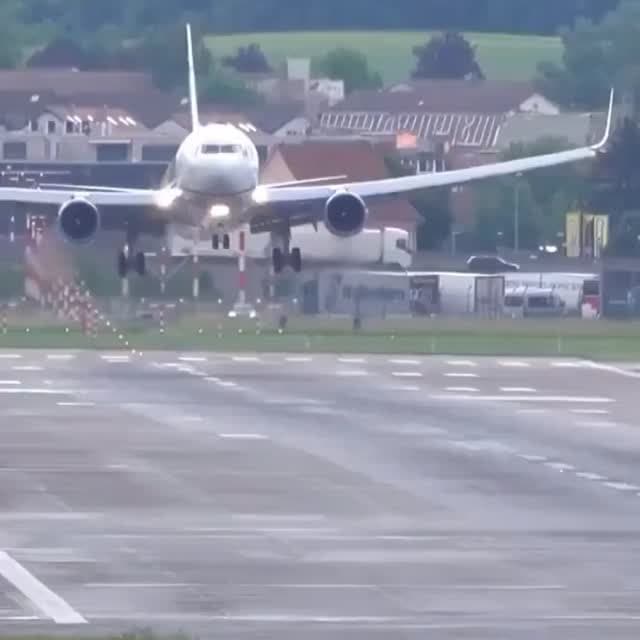 🚨Close Call at Zurich Airport
A United Airlines Boeing 767 nearly touched down at Zurich Airport before the pilots performed a quick go-around, aborting the landing at the last moment
The crew reportedly found the landing conditions unsafe and chose to circle for another approach
Aviation experts say such go-arounds are standard safety procedures, proving the system and the crew worked exactly as intended
#unitedairlines #boeing #zürichairport #planeaccident #planenews #publicdemand