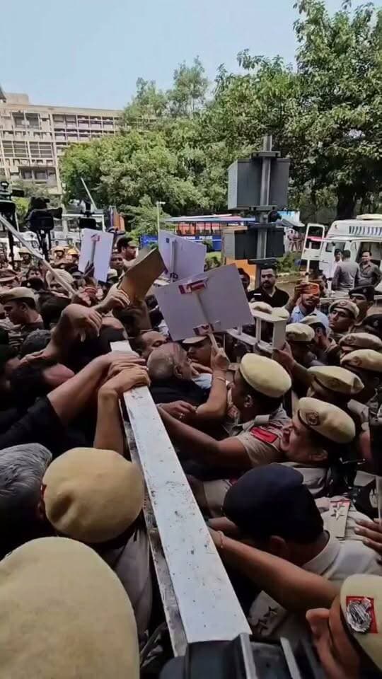 हरियाणा विधानसभा मानसून सत्र के पहले दिन हंगामा
- काले कपड़ों में पहुंचे कांग्रेसी, हुड्डा बोले—“मुझे धक्के मारे गए”
चंडीगढ़।
हरियाणा विधानसभा का मानसून सत्र गुरुवार को जोरदार हंगामे और सियासी टकराव के बीच शुरू हुआ। कांग्रेस विधायक काले कपड़े पहनकर विधानसभा पहुंचे और हाथों में “राम मंदिर चंदा चोरी” और “पेपर लीक” जैसे नारों वाली तख्तियां लेकर सरकार के खिलाफ प्रदर्शन किया। विधानसभा के एंट्री गेट पर पुलिस और सुरक्षा कर्मियों ने उन्हें रोकने की कोशिश की, जिसके बाद धक्का-मुक्की की स्थिति पैदा हो गई। नेता प्रतिपक्ष और पूर्व मुख्यमंत्री भूपेंद्र सिंह हुड्डा ने आरोप लगाया कि उनके साथ धक्का-मुक्की की गई और उन्हें मारा गया। उन्होंने विधानसभा अध्यक्ष हरविंद्र कल्याण से सवाल किया कि “आपने धक्के मारने के लिए गुंडे भेजे थे क्या?” हुड्डा के आरोपों के बाद सदन में भी जमकर हंगामा हुआ।
गेट पर रोकने को लेकर भिड़े कांग्रेस और सुरक्षा कर्मी
कांग्रेस विधायक हाई कोर्ट चौक से काले कपड़े पहनकर प्रदर्शन करते हुए विधानसभा की ओर बढ़े थे। सुरक्षा व्यवस्था के तहत उन्हें विधानसभा परिसर में तख्तियों और बैनरों के साथ प्रवेश से रोकने की कोशिश की गई। इस दौरान दोनों पक्षों में बहस और धक्का-मुक्की हुई। पुलिस ने प्रदर्शनकारियों के हाथों से तख्तियां और बैनर लेने का प्रयास किया। कांग्रेस नेताओं का आरोप है कि उनके साथ बल प्रयोग किया गया। विधायक कुलदीप वत्स ने दावा किया कि धक्का-मुक्की में उन्हें चोट लगी। उन्होंने कार्रवाई की मांग करते हुए कहा कि यदि दोषियों पर कार्रवाई नहीं हुई तो वह अनशन पर बैठेंगे।
हुड्डा से जुड़े दो वीडियो ने बढ़ाया विवाद
हंगामे के बीच भूपेंद्र सिंह हुड्डा से जुड़े दो वीडियो सामने आए। एक वीडियो में एक पुलिसकर्मी हुड्डा के सिर की ओर हाथ ले जाता दिखाई दे रहा है। वहीं दूसरे वीडियो में प्रदर्शन के दौरान हुड्डा पुलिसकर्मी की ओर कोहनी मारते हुए नजर आ रहे हैं। पुलिसकर्मी उन्हें रोकने की कोशिश करता दिखाई देता है। सत्ता पक्ष ने पूरे घटनाक्रम की CCTV फुटेज सदन में दिखाने की मांग की। मंत्री अनिल विज ने कहा कि आरोपों की सच्चाई सामने लाने के लिए वीडियो सार्वजनिक रूप से देखा जाना चाहिए।
सदन शुरू होते ही हंगामा, दो बार कार्यवाही स्थगित
सुबह 11 बजे सदन की कार्यवाही शुरू हुई। शोक प्रस्ताव के बाद कांग्रेस विधायक कुलदीप वत्स ने विधानसभा के बाहर हुई धक्का-मुक्की का मुद्दा उठाया। हुड्डा ने भी अध्यक्ष से जवाब मांगा। स्पीकर हरविंद्र कल्याण ने कहा कि उन्हें पूरे मामले की जानकारी लेनी पड़ेगी और बिना जानकारी के कोई आदेश नहीं दिया जा सकता। उन्होंने विपक्षी विधायकों से अपने चैंबर में आकर वीडियो देखने की अपील भी की। लेकिन कांग्रेस विधायकों का हंगामा जारी रहा। इसके चलते पहले 20 मिनट के लिए कार्यवाही स्थगित करनी पड़ी। दोबारा सदन शुरू होने पर फिर नारेबाजी और हंगामा हुआ, जिसके बाद कार्यवाही दोपहर 12:30 बजे तक स्थगित कर दी गई।
हंगामे पर 8 कांग्रेस विधायक दिनभर के लिए सस्पेंड
सदन में वेल में आकर जोरदार हंगामा करने पर स्पीकर ने कांग्रेस के आठ विधायकों को नेम करते हुए दिनभर की कार्यवाही से निलंबित कर दिया। इनमें इंदुराज नरवाल, विकास सहारण, देवेंद्र हंस, शकुंतला खटक, आदित्य सुरजेवाला, गोकुल सेतिया, जस्सी पेटवाड़ और बलराम दांगी शामिल हैं। विधायक आफताब अहमद को भी चेतावनी दी गई। स्पीकर ने कहा कि विधानसभा राजनीति करने की जगह नहीं, बल्कि प्रदेश की जनता के मुद्दों पर चर्चा करने का मंच है। उन्होंने निलंबित विधायकों से सदन से बाहर जाने को कहा और चेताया कि ऐसा नहीं करने पर मार्शल कार्रवाई करेंगे।
शकुंतला खटक को मार्शलों ने बाहर निकाला
निलंबन के बाद कांग्रेस विधायक शकुंतला खटक सदन से बाहर जाने को तैयार नहीं हुईं। उन्हें बाहर ले जाने के लिए मार्शल और महिला कर्मचारी पहुंचे। इस दौरान खटक ने पुरुष मार्शल से कहा कि “आप मुझे हाथ नहीं लगा सकते।” बाद में उन्हें सदन से बाहर ले जाया गया।
कांग्रेस के बागी विधायक भी विपक्ष के साथ बैठे
कांग्रेस के पांच बागी विधायक काले कपड़ों में नहीं आए, लेकिन वे सदन में कांग्रेस विधायकों के साथ बैठे नजर आए। इससे सदन में कांग्रेस के भीतर चल रही राजनीतिक खींचतान भी चर्चा का विषय बनी रही। इसी बीच कांग्रेस के दो विधायकों जरनैल सिंह और इंदुराज नरवाल के बीच भी तीखी नोकझोंक हुई। जरनैल सिंह की तख्ती को लेकर दोनों के बीच विवाद हुआ और नरवाल ने उनके हाथ से पोस्टर छीन लिया। पोस्टर पर 1984 के सिख विरोधी दंगों को लेकर कांग्रेस पर निशाना साधने वाला संदेश लिखा था।
कानून व्यवस्था और पुराने मामलों पर सरकार को घेरा
सत्र से पहले हुड्डा ने प्रदेश की कानून व्यवस्था, दादरी में फायरिंग, कुरुक्षेत्र में डकैती, बढ़ते अपराध और जलभराव समेत कई मुद्दों पर सरकार को घेरने की रणनीति बताई थी। कांग्रेस ने बैंक घोटालों, कौशल रोजगार निगम, किसानों के मुआवजे, बिजली के निजीकरण, स्मार्ट मीटर, सफाई कर्मचारियों और गुरुग्राम के जलभराव जैसे मुद्दों पर चर्चा की मांग की। वहीं मुख्यमंत्री नायब सिंह सैनी ने विपक्ष के आरोपों का जवाब देते हुए कांग्रेस के शासनकाल की कानून व्यवस्था और पुराने मामलों का जिक्र किया। उन्होंने कहा कि जनता विपक्ष के “कपड़े नहीं, कारनामे” देखती है। मुख्यमंत्री ने 1984 के सिख विरोधी दंगों, कंडेला गोलीकांड, जेबीटी शिक्षक भर्ती घोटाले और रेलूराम पूनिया परिवार हत्याकांड जैसे मामलों का उल्लेख करते हुए कांग्रेस पर तीखा हमला बोला। मुख्यमंत्री के जवाब के दौरान कांग्रेस विधायकों ने सदन से वॉकआउट भी किया।
सत्र के पहले दिन ही सत्ता-विपक्ष आमने-सामने
हरियाणा विधानसभा का मानसून सत्र अपने पहले ही दिन सड़क से सदन तक टकराव का अखाड़ा बन गया। विधानसभा के बाहर पुलिस से विवाद, हुड्डा के आरोप, सामने आए वीडियो, सदन में लगातार हंगामा और आठ कांग्रेस विधायकों का निलंबन—इन घटनाओं ने सत्र के पहले दिन को बेहद हंगामेदार बना दिया। अब पूरे विवाद का केंद्र विधानसभा गेट पर हुई धक्का-मुक्की की CCTV फुटेज और सत्ता-विपक्ष के एक-दूसरे पर लगाए जा रहे आरोप हैं।