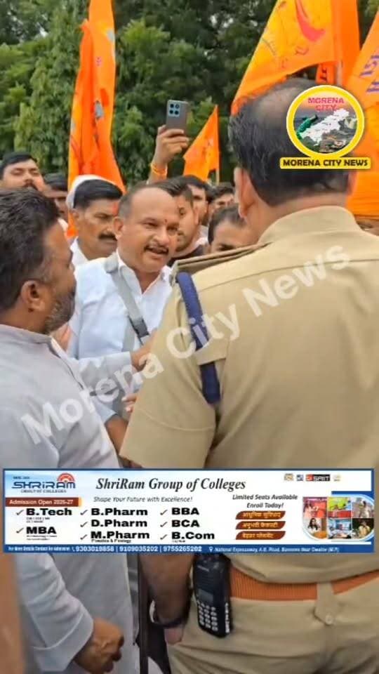 कार में तोड़फोड़ के आरोपियों पर NSA और बुलडोजर कार्रवाई की मांग, PWD रेस्ट हाउस पर जुटे हिंदू संगठन
मुरैना। ईद जुलूस के दौरान कार से टक्कर और उसके बाद कार में तोड़फोड़ के मामले को लेकर गुरुवार को मुरैना में हिंदू संगठन, बजरंग दल, सनातनी संगठन और भाजपा कार्यकर्ता PWD रेस्ट हाउस पर एकत्रित हुए। प्रदर्शनकारियों ने वीडियो के आधार पर कार में तोड़फोड़ करने वाले युवकों की पहचान कर उनके खिलाफ सख्त कार्रवाई की मांग की।
प्रदर्शनकारियों ने आरोपियों पर राष्ट्रीय सुरक्षा कानून (NSA) के तहत कार्रवाई करने की मांग के साथ ही अवैध निर्माण या अन्य नियमों का उल्लंघन पाए जाने पर उनके घरों पर बुलडोजर कार्रवाई की मांग रखी।
ईद जुलूस के दौरान हुआ था विवाद
बुधवार को ईद जुलूस के दौरान एक कार की कुछ मुस्लिम युवकों से टक्कर हो गई थी। इसके बाद युवकों द्वारा कार में तोड़फोड़ किए जाने का वीडियो सोशल मीडिया पर सामने आया था। इसी वीडियो के आधार पर प्रदर्शनकारी आरोपियों की पहचान कर कार्रवाई की मांग कर रहे हैं।
पुलिस और प्रदर्शनकारियों के बीच बहस
PWD रेस्ट हाउस पर प्रदर्शन के दौरान पुलिस अधिकारियों और प्रदर्शनकारियों के बीच कार्रवाई को लेकर बहस भी हुई। पुलिस ने मौके पर मौजूद लोगों को समझाने और शांत कराने का प्रयास किया, लेकिन प्रदर्शनकारी अपनी मांगों पर कार्रवाई होने तक पीछे हटने को तैयार नहीं हुए।
हिंदू संगठनों का कहना है कि वीडियो के आधार पर तोड़फोड़ करने वाले युवकों की पहचान की जाए और उनके खिलाफ कड़ी कानूनी कार्रवाई की जाए। मौके पर पुलिस बल तैनात रहा और स्थिति को नियंत्रित करने के लिए अधिकारियों ने प्रदर्शनकारियों से बातचीत जारी रखी।