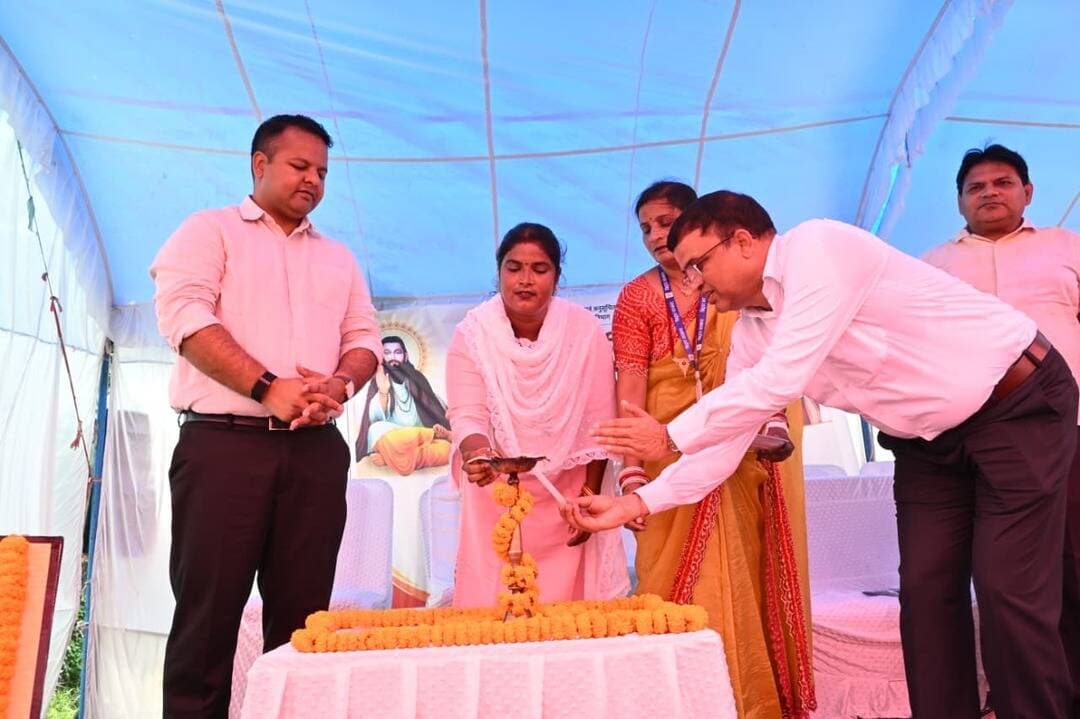 गोपालगंज के बसडीला पंचायत में लगा श्री संत रविदास विकास शिविर, डीएम समीर सौरभ ने किया शुभारंभ
बसडीला पंचायत के वार्ड नंबर-09 में बुधवार को श्री संत रविदास विकास शिविर लगाया गया। इस शिविर की शुरुआत डीएम समीर सौरभ ने दीप जलाकर की।
डीएम ने कहा कि सरकार की योजनाओं का लाभ हर जरूरतमंद और पात्र व्यक्ति तक पहुंचाना जरूरी है। इसी मकसद से ऐसे शिविर लगाए जा रहे हैं, ताकि लोगों को अलग-अलग सरकारी दफ्तरों के चक्कर न लगाने पड़ें।
शिविर में कई विभागों के स्टॉल लगाए गए थे। यहां लोगों को राशन कार्ड, जन्म प्रमाण पत्र और सरकार की दूसरी योजनाओं से जुड़ी जानकारी दी गई। ग्रामीणों ने अपनी समस्याएं भी अधिकारियों के सामने रखीं और आवेदन दिए।
डीएम ने सभी अधिकारियों से कहा कि शिविर में आने वाले लोगों की बात ध्यान से सुनी जाए और जिन लोगों को सरकारी योजनाओं का लाभ मिलना चाहिए, उनकी मदद की जाए। उन्होंने कहा कि शिविर सिर्फ आवेदन लेने के लिए नहीं है, बल्कि लोगों की समस्याओं का समाधान भी होना चाहिए।
डीएम समीर सौरभ ने ग्रामीणों से कहा कि अगर कोई पात्र व्यक्ति अब तक किसी सरकारी योजना के लाभ से वंचित है, तो वह शिविर में आकर आवेदन दे सकता है।
#Gopalganj #GopalganjNews #BiharNews #DMGopalganj #SameerSaurabh #BasdilaPanchayat #RavidasVikasShivir #GovernmentSchemes #BiharGovernment #PublicService #AwaazTimes