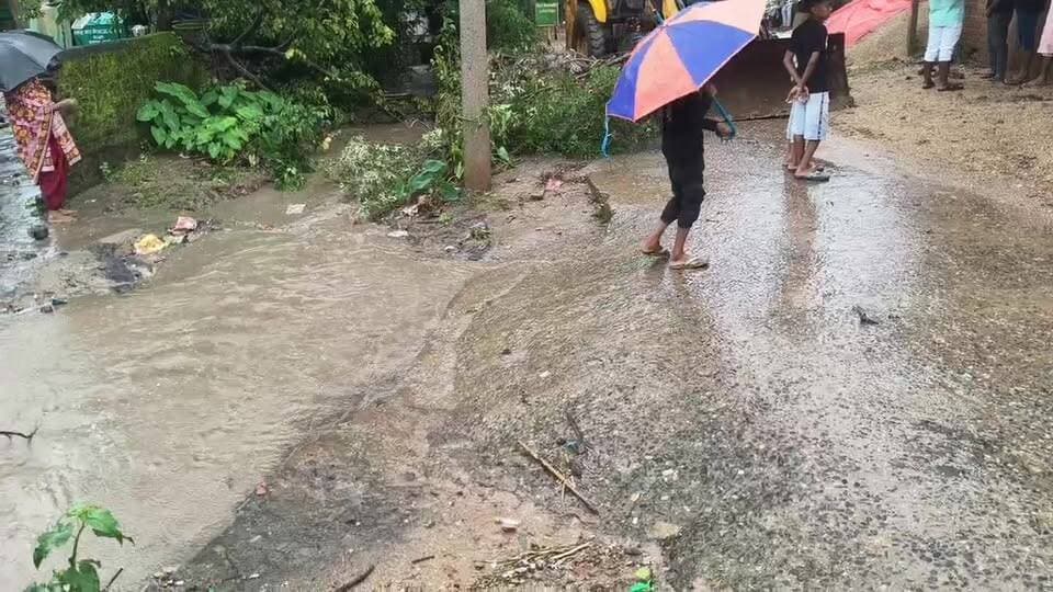 नवाडीह मुखिया के पहाड़ पर नाली निर्माण अतिक्रमण किया जा रहा है