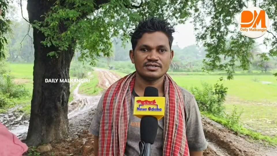ମାଥିଲି : ରାସ୍ତା ସମସ୍ୟାର ସ୍ଥାୟୀ ସମାଧାନ ନହେବାରୁ ପ୍ରଶାସନ ବିରୋଧରେ ଧାନ ତଳି ରୋଇ ଅଭିନବ ପ୍ରତିବାଦ କରିଛନ୍ତି ଗ୍ରାମବାସୀ। ମାଥିଲି ବ୍ଲକ କର୍ତ୍ତନପାଲ୍ଲୀ ପଞ୍ଚାୟତ ଅନ୍ତର୍ଗତ ବାରା ରାଜସ୍ୱ ଗ୍ରାମର ଚାଟିଗୁଡା, ଟେକଗୁଡା ଓ ଗୁଣ୍ଡାଲଗୁଡା ସାହିର ଦୃଶ୍ୟ। ଗ୍ରାମବାସୀଙ୍କ ମୁଖ୍ୟ ଦାବି ହେଉଛି ତୁରନ୍ତ ରାସ୍ତା କାମ କରାଯାଉ।