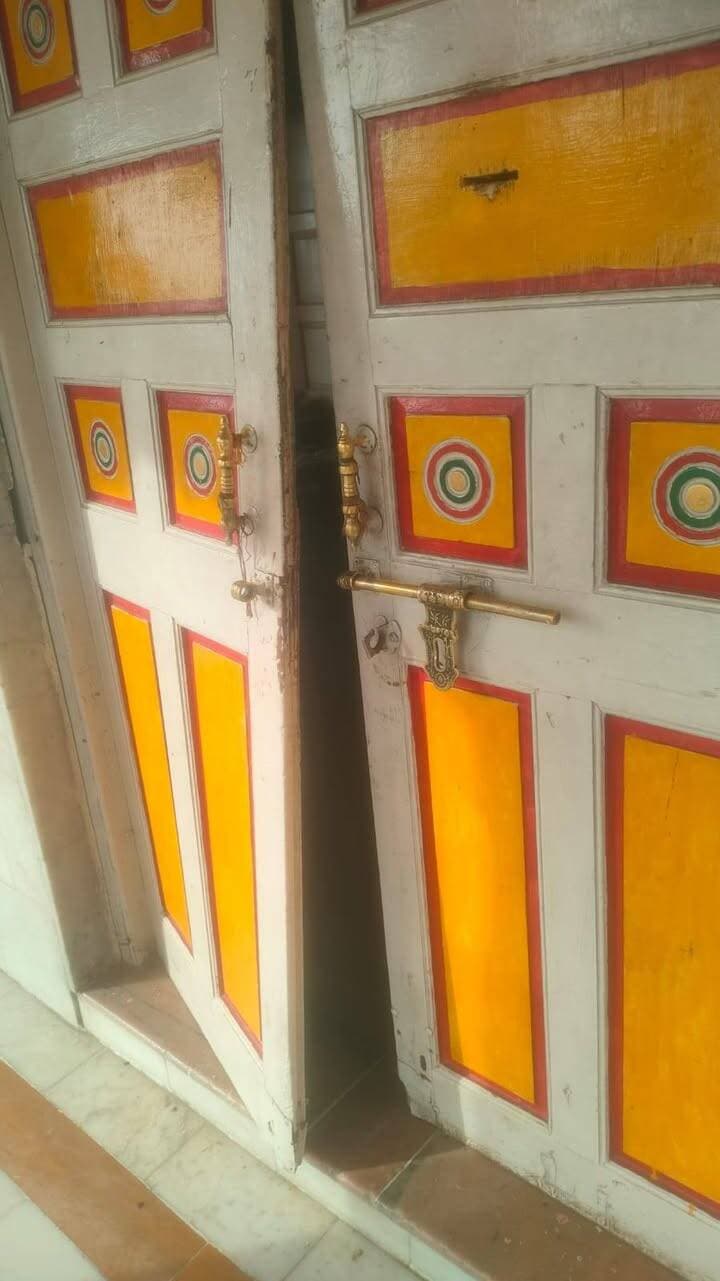 कानोद स्थित श्री कालेडूंगर राय माता जी निज मंदिर में रात को अज्ञात चोरों ने की चोरी....
#jaisalmer #barmer #Bikaner #jodhpur Jaisalmer Police