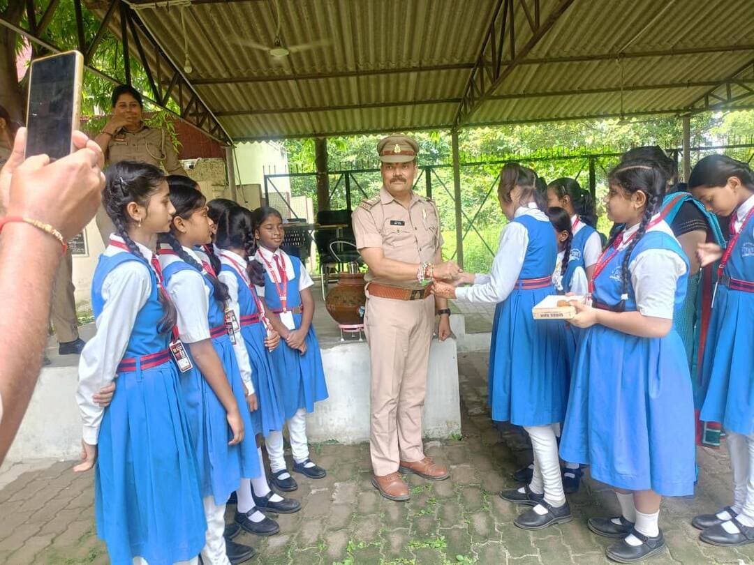 सेंट जेवियर्स हाई स्कूल, मऊ में रक्षाबंधन पर्व हर्षोल्लास से मनाया गया
#rakshabandhan
बृहस्पतिवार को सेंट जेवियर्स हाई स्कूल, मऊ में रक्षाबंधन का पावन पर्व बड़े ही हर्ष और उल्लास के साथ मनाया गया। विद्यालय के प्राइमरी एवं अपर प्राइमरी विंग के बच्चों ने इस अवसर पर विशेष सांस्कृतिक कार्यक्रम प्रस्तुत किया।
कार्यक्रम का शुभारंभ विद्यालय के प्रधानाचार्य श्री संदीप कुमार दुबे जी के उद्बोधन से हुआ। उन्होंने अपने संबोधन में कहा —
"रक्षाबंधन केवल धागे का त्योहार नहीं, बल्कि विश्वास, प्रेम और सुरक्षा के संकल्प का पर्व है। यह हमें सिखाता है कि हम सभी को एक-दूसरे की रक्षा और सम्मान करना चाहिए।"
विद्यालय के उप-प्रधानाचार्य रवि प्रताप शर्मा जी ने बच्चों को संबोधित करते हुए कहा कि भारतीय संस्कृति में त्योहारों का विशेष महत्व है और रक्षाबंधन भाई-बहन के अटूट प्रेम का प्रतीक है। हमें इस परंपरा को आगे बढ़ाते हुए समाज में भाईचारे और एकता का संदेश देना चाहिए।
कार्यक्रम के पश्चात विद्यालय के बच्चों ने जिलाधिकारी महोदय, उप जिलाधिकारी महोदय एवं पुलिस अधीक्षक महोदय के कार्यालयों में जाकर अधिकारियों को राखी बांधी तथा देश और समाज की सेवा के लिए उनका आभार व्यक्त किया।
अंत में विद्यालय परिवार की ओर से समस्त देशवासियों को रक्षाबंधन पर्व की हार्दिक शुभकामनाएं प्रेषित की गईं।