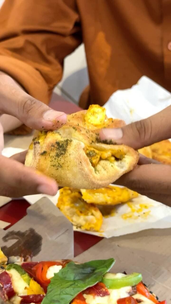 Share Kardo Guys !!
इस रक्षाबंधन मिठाई छोड़ो, ₹11 में Rominus का स्वाद उड़ाओ! 🔥🍕”
“जी हाँ! Rominus Pizza लेकर आया है Raksha Bandhan Special Menu Starting ₹11 का धमाकेदार ऑफर! 😍
मतलब 27 से 30 अगस्त तक, भाई-बहन के साथ पार्टी होगी और जेब पर पड़ेगा सिर्फ ₹11 का असर! 😎🔥
तो फिर देर किस बात की?
भाई-बहन को बुलाओ, Rominus जाओ और रक्षाबंधन को बनाओ Extra Delicious! ❤️🍕
ऑफर मिलेगा Rominus App, Swiggy और Toing पर।
तो याद रखना—27 से 30 अगस्त, ₹11 वाला स्वाद मिस मत करना!”
#jaishreeram #jaibajrangbali #jodhpur #viral #tranding