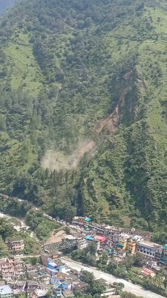 नंदानगर घाट चमोली बाजार के ऊपर से टूटा पहाड़।