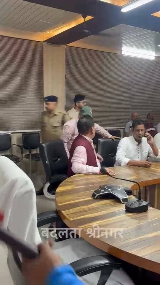 ढोल-दमाऊं के साथ SSP कार्यालय देहरादून पहुँचे कांग्रेसी। हरक सिंह रावत पर आया जोश तोड़ दी बेरिकेड्स...see more