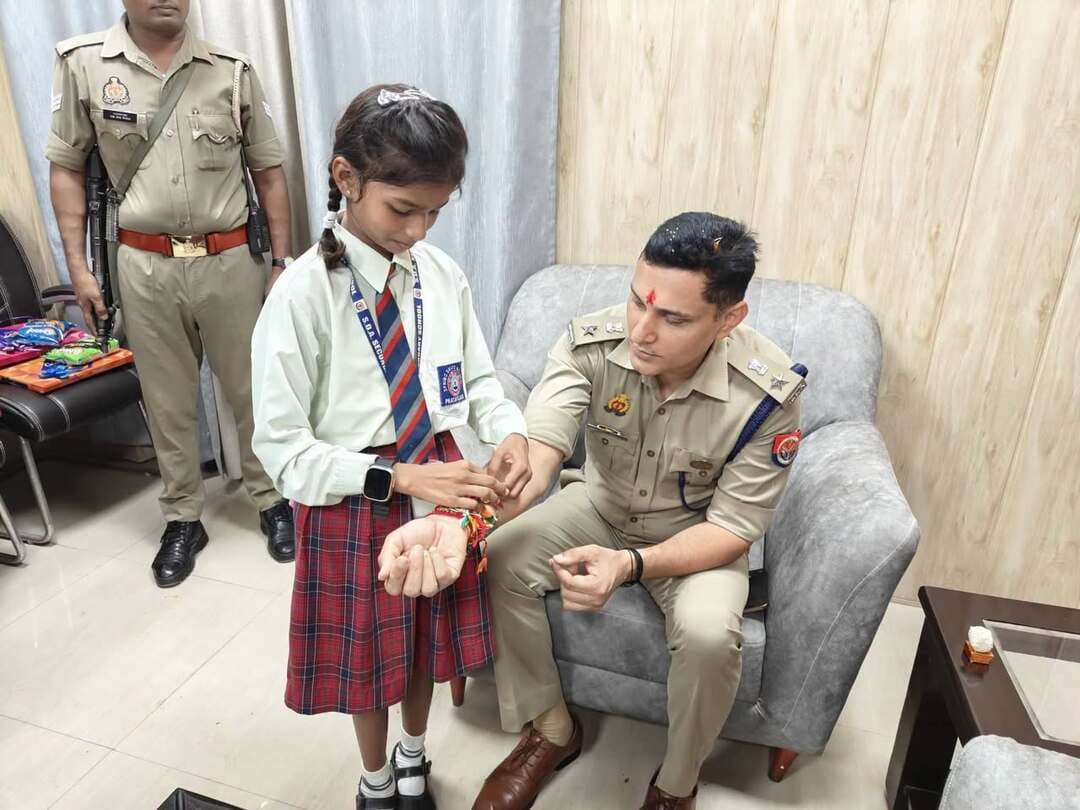 👉 रक्षाबंधन पर्व के दृष्टिगत विभिन्न स्कूलों की छात्राओं एवं अध्यापिकाओं ने पुलिस अधीक्षक को बांधी राखी
➡️ प्रतापगढ़ पुलिस — रक्षाबंधन पर्व के अवसर पर पुलिस एवं समाज के बीच विश्वास, सुरक्षा और आत्मीयता का संदेश
➡️ आज दिनांक 27.08.2026 को पुलिस अधीक्षक कार्यालय, प्रतापगढ़ में रक्षाबंधन पर्व के अवसर पर संस्कार ग्लोबल स्कूल, बी.एल. सुधिता इंटरनेशनल स्कूल, एसडीए सेकण्डरी स्कूल एवं आत्रेय एकेडमी, प्रतापगढ़ की छात्राओं एवं अध्यापिकाओं द्वारा पुलिस अधीक्षक प्रतापगढ़ श्री दीपक भूकर, अपर पुलिस अधीक्षक पूर्वी श्री आलोक कुमार, अपर पुलिस अधीक्षक पश्चिमी श्री बृजनन्दन राय सहित उपस्थित पुलिस अधिकारियों एवं कर्मचारियों को राखी बांधकर रक्षाबंधन पर्व मनाया गया।
इस अवसर पर छात्राओं एवं अध्यापिकाओं द्वारा पुलिस अधिकारियों एवं कर्मचारियों को राखी बांधकर स्नेह, विश्वास एवं सुरक्षा के भाव को अभिव्यक्त किया गया। पुलिस अधीक्षक प्रतापगढ़ द्वारा छात्राओं को उपहार भेंट कर उनका उत्साहवर्धन किया गया तथा उनकी सुरक्षा एवं सम्मान के प्रति पुलिस की प्रतिबद्धता दोहराई गई।
पुलिस अधीक्षक ने कहा कि राखी का पवित्र धागा विश्वास और सुरक्षा के संकल्प का प्रतीक है। प्रतापगढ़ पुलिस जनपद की प्रत्येक बेटी एवं महिला की सुरक्षा, सम्मान एवं गरिमा सुनिश्चित करने के लिए सदैव प्रतिबद्ध है। पुलिस और समाज के बीच आपसी विश्वास एवं सहयोग को मजबूत करने वाले ऐसे आयोजन सामाजिक सौहार्द एवं सुरक्षित वातावरण को बढ़ावा देते हैं।
इस अवसर पर पुलिस विभाग के अधिकारी एवं कर्मचारीगण उपस्थित रहे।