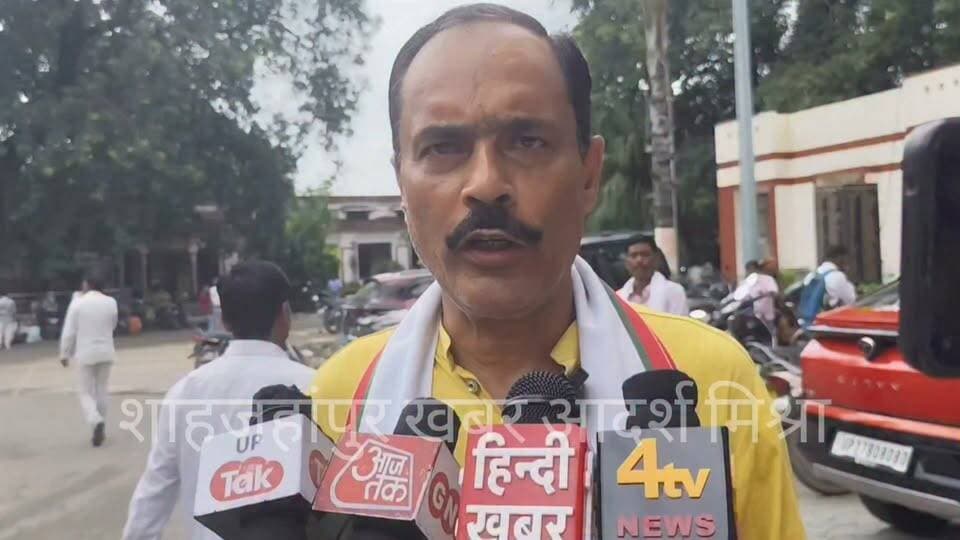👉#सपा जिलाध्यक्ष ने एमएलसी बनाने के वादे की चर्चा को बताया अफवाह
शाहजहांपुर। सपा जिलाध्यक्ष को सरकार बनने पर एमएलसी बनाए जाने का राष्ट्रीय अध्यक्ष अखिलेश यादव द्वारा वादा किए जाने की सोशल मीडिया पर चल रही चर्चा को जिलाध्यक्ष ने अफवाह बताया। उन्होंने कहा कि इस संबंध में उनकी राष्ट्रीय अध्यक्ष से कोई मुलाकात नहीं हुई है। कुछ लोगों द्वारा सोशल मीडिया पर इस तरह की बातें फैलाई जा रही हैं।सपा जिलाध्यक्ष ने कहा कि विधानसभा चुनाव को लेकर अभी पार्टी की ओर से कोई सूची जारी नहीं हुई है। जब सूची जारी होगी तो सबके सामने आ जाएगी। उन्होंने लोगों से अपील की कि अफवाह फैलाने की कोशिश न करें और इस तरह की बातों से पार्टी का माहौल खराब न करें।उन्होंने कहा कि टिकट को लेकर कोई भी फैसला होगा तो उसकी जानकारी सभी को आधिकारिक रूप से मिल जाएगी। सूची जारी होने के बाद जिस किसी को प्रत्याशी बनाया जाएगा, पार्टी पूरी ईमानदारी के साथ उसके पक्ष में चुनाव लड़ाएगी।
Tanveer Khan Samajwadi Party