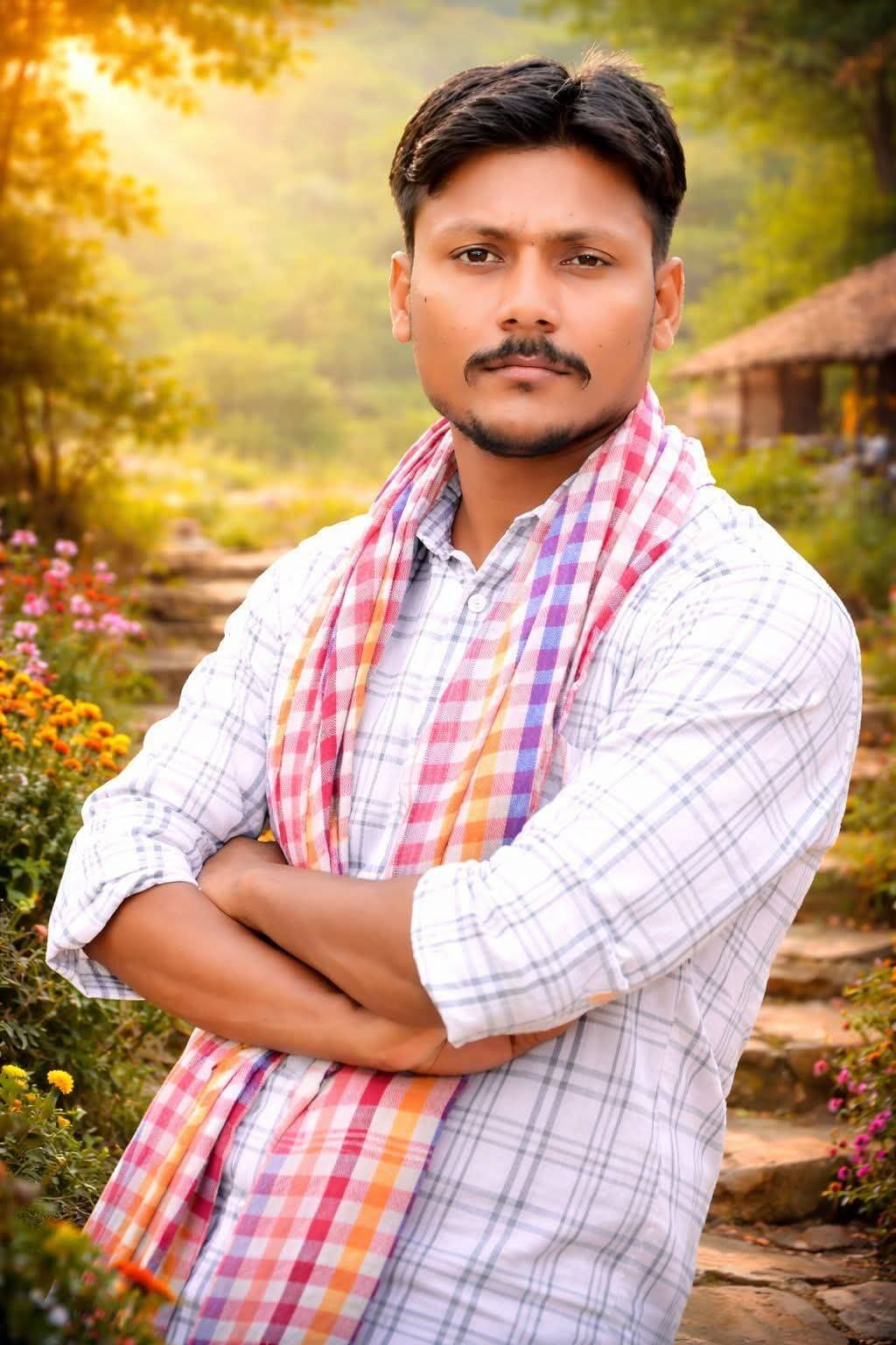 जिंदगी अभी बाकी है
उम्र गुजर रही है, मगर सफर अभी बाकी है,
जो टूटकर बिखरा हूँ, उसका असर अभी बाकी है।
लोग मेरी हार के किस्से सुनाते हैं,
उन्हें मेरी शब्दो का खबर होना अभी बाकी है।
वक्त आज खामोश है, तो क्या हुआ,
मेरे हिस्से का सवेरा अभी बाकी है।
थक गया हूँ हालातों से लड़ते-लड़ते,
मगर खुद से हार मानना अभी बाकी है।
सबको लगता है कहानी खत्म हो गई,
पर मेरे जीवन का सबसे खूबसूरत अध्याय अभी बाकी है...!!