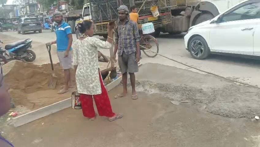 जब प्रशासन और सरकार ने नहीं दिया ध्यान तो सिमडेगा श्यामपथ यानी कि महावीर चौक के पास फ़्लेक को ग्रामीणों ने अपने पैसे से कराई मरम्मत।