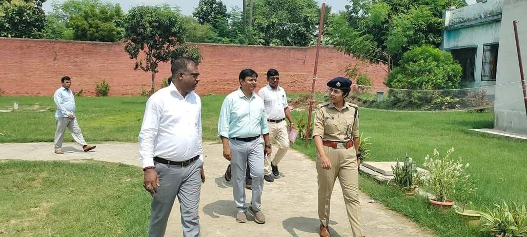 एसएसपी के निर्देश पर पर्यवेक्षण गृह का निरीक्षण, व्यवस्थाओं का लिया जायजा
गया। वरीय पुलिस अधीक्षक, गया के निर्देशन में गुरुवार को पुलिस अधीक्षक (ग्रामीण), गया ने पर्यवेक्षण गृह का निरीक्षण किया। इस दौरान सुरक्षा व्यवस्था, अभिलेखों के संधारण, उपलब्ध सुविधाओं और अन्य आवश्यक व्यवस्थाओं की गहन समीक्षा की गई। निरीक्षण के दौरान संबंधित पदाधिकारियों से व्यवस्थाओं की जानकारी ली गई। अधिकारियों को पर्यवेक्षण गृह की सुरक्षा व्यवस्था को और बेहतर बनाने तथा अभिलेखों को अद्यतन रखने के निर्देश दिए गए। साथ ही बच्चों को उपलब्ध कराई जा रही सुविधाओं और अन्य व्यवस्थाओं को बेहतर बनाए रखने पर विशेष जोर दिया गया।