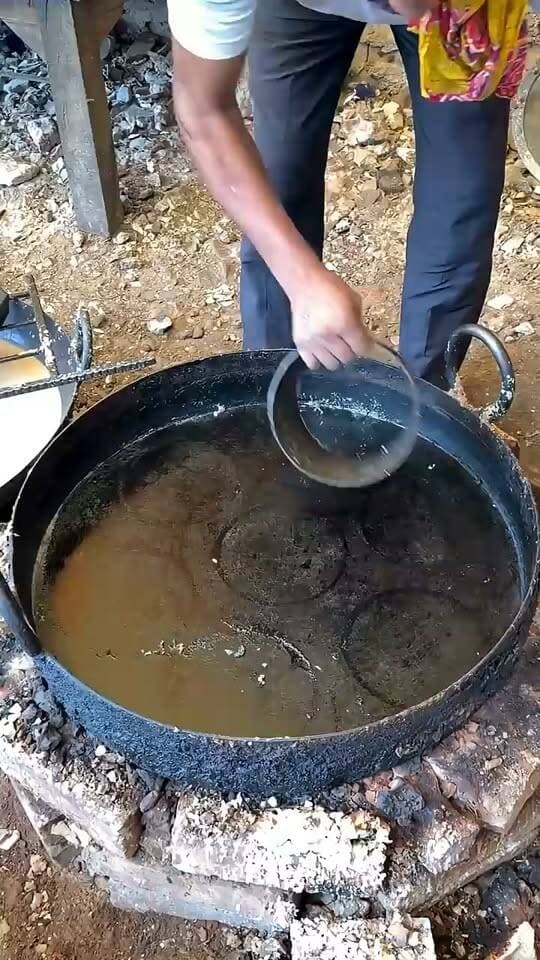 Unique Ghewar Making Process 😍🔥
#Ghewar #GhewarMaking #SweetMaking #IndianSweets #RajasthaniFood #DesiFood #StreetFood #Foodie #FoodReels