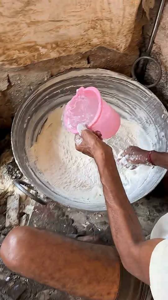 Unique Ghewar Making Process 😍🔥
#Ghewar #GhewarMaking #SweetMaking #IndianSweets #RajasthaniFood #DesiFood #StreetFood #Foodie #FoodReels