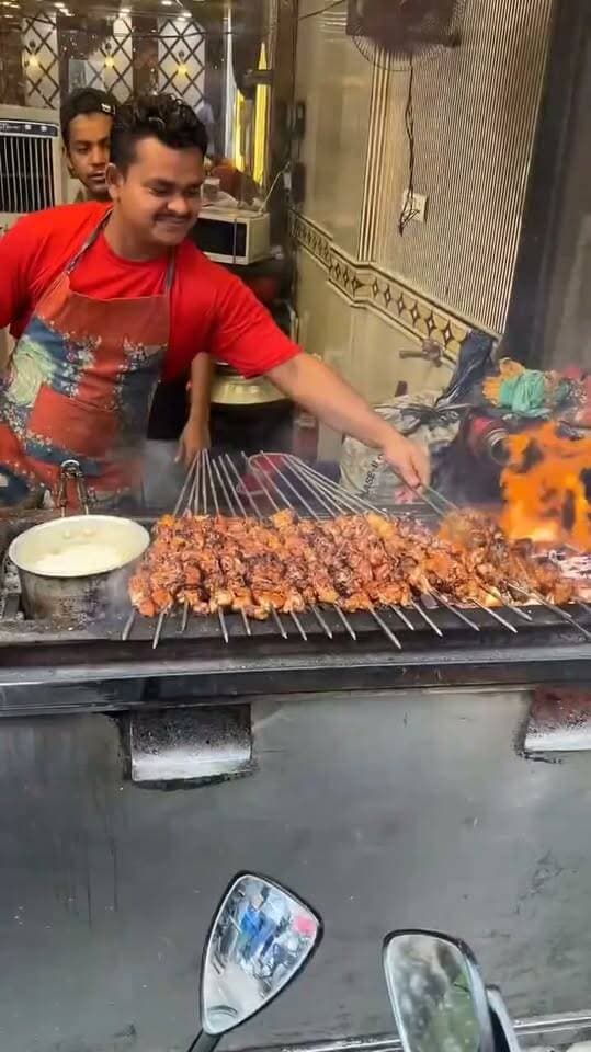 🔥 Delhi’s Most Famous Butter Chicken 😍🍗
#ButterChicken #DelhiFood #DelhiStreetFood #FamousButterChicken #Foodie