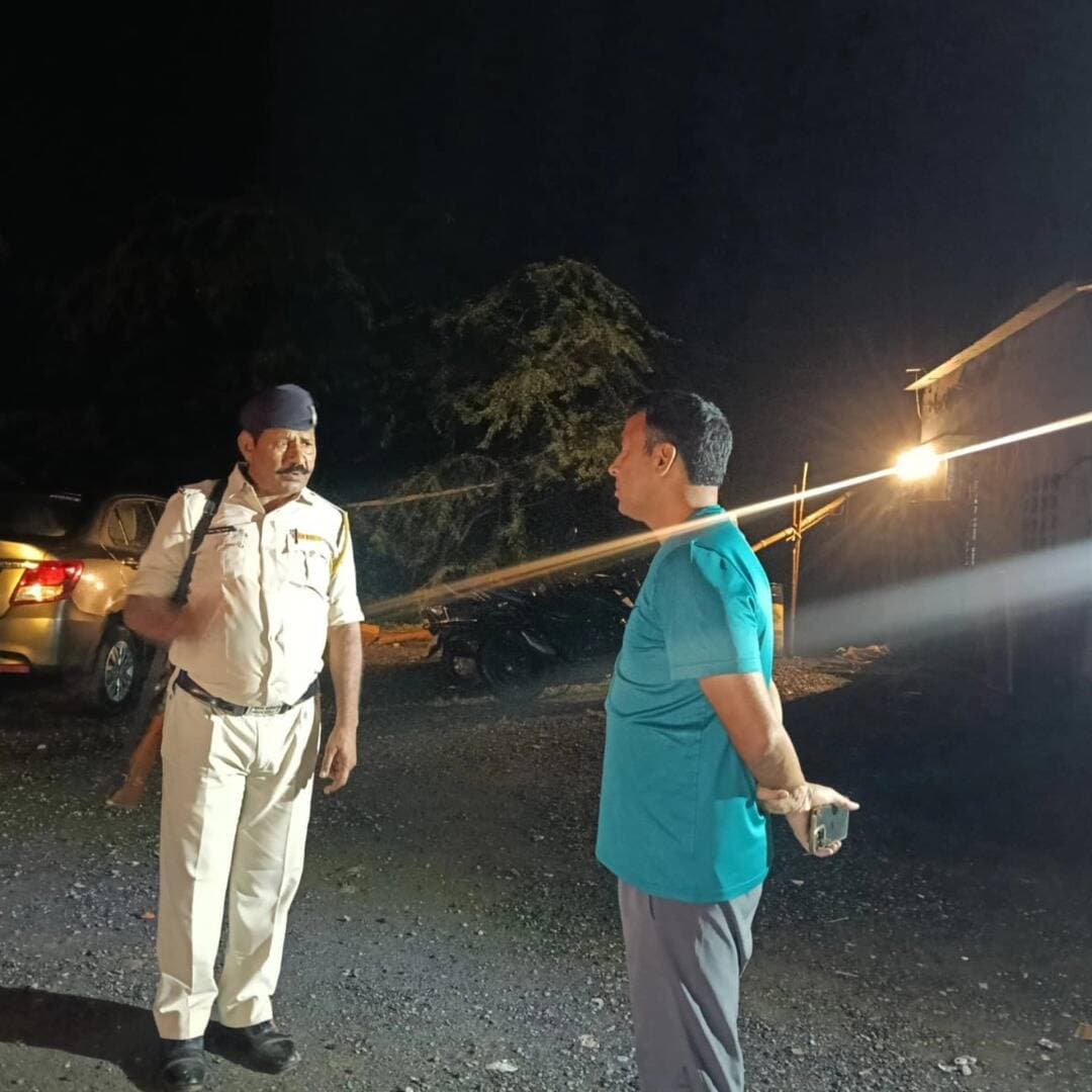चंबल नदी से अवैध रेत उत्खनन और परिवहन पर रोक के लिए मुरैना पुलिस अलर्ट मोड पर है। पुलिस अधीक्षक धर्मराज मीणा ने मंगलवार रात जिले के विभिन्न स्थाई और अस्थाई पुलिस नाकों का औचक निरीक्षण किया। बाबा देवपुरी मंदिर, अल्लावैली चौकी और आरटीओ बैरियर सहित कई स्थानों पर पहुंचकर पुलिस व्यवस्था का जायजा लिया और संदिग्ध वाहनों की सघन जांच के निर्देश दिए। एसपी ने स्पष्ट कहा कि अवैध रेत उत्खनन और परिवहन में शामिल लोगों के खिलाफ सख्त वैधानिक कार्रवाई लगातार जारी रहेगी।