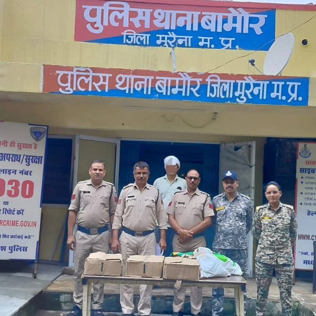 मुरैना पुलिस का अवैध शराब के खिलाफ बड़ा अभियान। जिले के विभिन्न थाना क्षेत्रों में कार्रवाई करते हुए पुलिस ने 20 आरोपियों के खिलाफ 20 प्रकरण दर्ज किए हैं। इस दौरान 85 लीटर अवैध देशी-विदेशी शराब, जिसकी कीमत करीब 39 हजार 500 रुपये बताई गई है, जब्त की गई। पुलिस अधीक्षक धर्मराज मीणा के निर्देशन में अवैध शराब के कारोबारियों के खिलाफ यह विशेष अभियान लगातार जारी रहेगा।