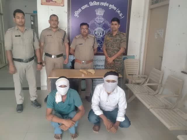 मुरैना। थाना सिविल लाइन पुलिस ने हत्या के प्रयास और फायरिंग के मामले में फरार तीन आरोपियों को गिरफ्तार किया है। पुलिस ने आरोपियों के कब्जे से घटना में प्रयुक्त 315 बोर के दो अवैध देशी कट्टे भी जब्त किए हैं।
बताया गया है कि 22 अगस्त की रात पुराने विवाद को लेकर दुकान पर पहुंचे आरोपियों ने फरियादी गीताराम गुर्जर के साथ गाली-गलौज कर उस पर फायरिंग की थी। पुलिस ने मामला दर्ज कर आरोपियों की तलाश शुरू की और मुखबिर की सूचना पर तीनों आरोपियों को पिपरसा मोड़ यात्री प्रतीक्षालय से गिरफ्तार कर लिया।
पुलिस ने आरोपियों के खिलाफ आर्म्स एक्ट की धाराएं भी बढ़ाई हैं और मामले में आगे की पूछताछ जारी है।