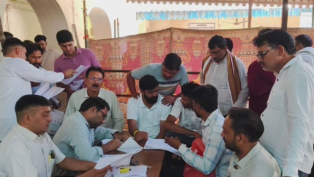 निकाय चुनावों के नामांकन के पहले दिन नगरपरिषद बहरोड़ के 55 वार्डो के लिए हुए 34 नामांकन पत्र व बर्डोद नगरपालिका के 25 वार्डो से आये 7 नामांकन पत्र
बहरोड़ एसडीएम व रिटर्निंग अधिकारी पंकज बडगूजर ने दी जानकारी