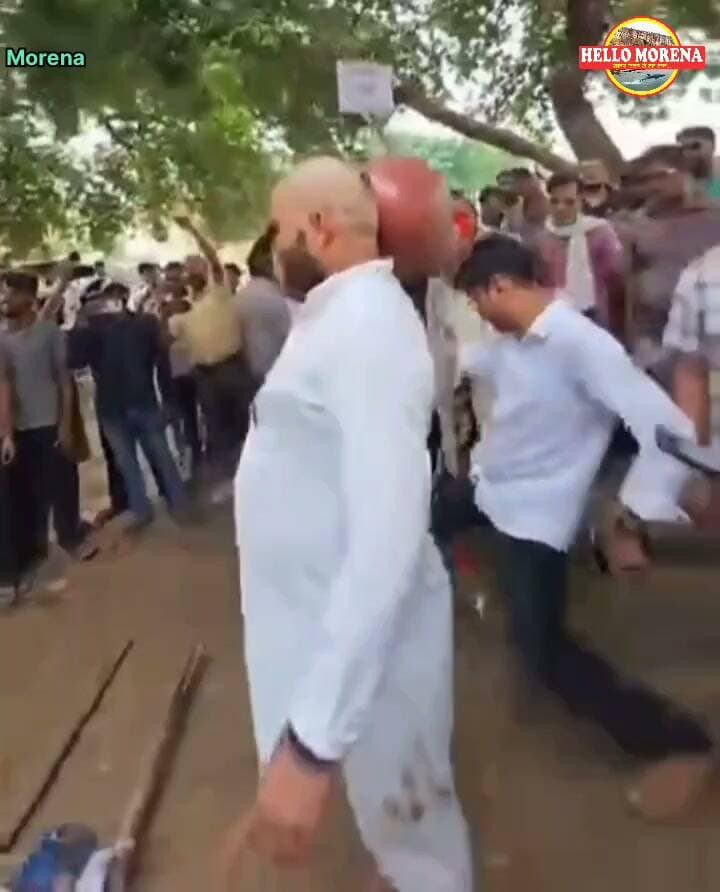 मुंडन कराया, फिर आरक्षण व यूजीसी कानून की अर्थी निकाली। मुरैना के कैलारस में सवर्ण समाज का अनोखा प्रदर्शन👇