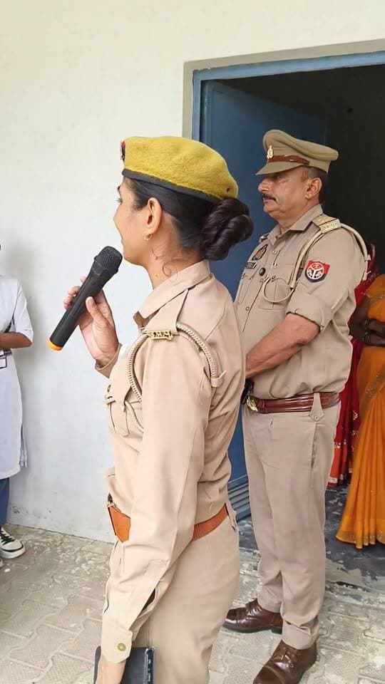 नारी सशक्तिकरण के अंतर्गत थाना प्रभारी उसैहत देवेंद्र सिंह एवं महिला कांस्टेबल ने गायत्री देवी हायर सेकेण्डरी स्कूल में छात्राओं को जागरूक किया तथा किसी भी शिकायत को पत्र पेटिका में डालकर उचित समाधान पाने के लिए भी जागरूक किया