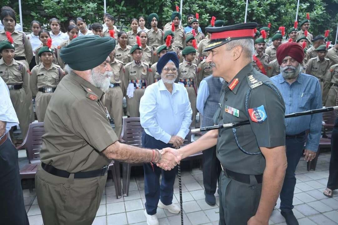 गुरु नानक खालसा कॉलेज में पूर्व प्राचार्य मेजर डॉ. हरिंदर सिंह कंग के सम्मान में पिपिंग समारोह आयोजित
यमुनानगर (राष्ट्रीय कदम) ब्यूरो: गुरु नानक खालसा कॉलेज, यमुनानगर द्वारा अपने पूर्व प्राचार्य डॉ. मेजर हरिंदर सिंह कंग को भारत के माननीय राष्ट्रपति द्वारा मानद मेजर पद से अलंकृत किए जाने के उपलक्ष्य में सम्मानित करने के लिए एक गरिमापूर्ण समारोह का आयोजन किया गया।
समारोह का शुभारंभ एन सी सी कैडेटो द्वारा कमांडिंग ऑफिसर को प्रस्तुत किए गए प्रभावशाली गार्ड ऑफ ऑनर से हुआ जो डॉ लेफ्ट जोशप्रीत सिंह एवं सूबेदार मेजर जसवंत सिंह की देख रेख में दिया गया।
इस अवसर पर मुख्य अतिथि कर्नल पंकज पारीक, कमांडिंग ऑफिसर, उपाध्यक्ष मेजर राजिंदर सिंह भट्टी, महासचिव सरदार बलवंत सिंह बंगा, प्राचार्य डॉ. अरविंदर सिंह भल्ला, 14 हरियाणा बटालियन एन सी सी, यमुनानगर के अधिकारी एवं सदस्य, कॉलेज के शिक्षकगण, विद्यार्थी तथा अन्य गणमान्य अतिथि उपस्थित रहे। इनमें गुरु नानक खालसा कॉलेज एलुमनी एसोसिएशन के अध्यक्ष एवं प्रसिद्ध अंतरराष्ट्रीय कवि सरदार गुरदयाल सिंह निमर भी विशेष रूप से उपस्थित थे।
अपने संबोधन में उपाध्यक्ष मेजर भट्टी ने डॉ. हरिंदर सिंह कंग को मानद मेजर पद से अलंकृत किए जाने पर हार्दिक बधाई दी। उन्होंने संस्था के साथ उनके समर्पित एवं दीर्घकालीन जुड़ाव की सराहना करते हुए उनके जीवन एवं सेवाकाल में परिलक्षित अनुशासन, नेतृत्व, प्रतिबद्धता और सेवा-भावना को रेखांकित किया।
समारोह का मुख्य आकर्षण पिपिंग समारोह रहा, जिसमें डॉ. हरिंदर सिंह कंग को औपचारिक रूप से मानद मेजर की रैंक प्रदान की गई। यह समारोह पूर्ण सैन्य गरिमा एवं अनुशासन के साथ सम्पन्न हुआ, जिसे उपस्थित जनसमूह ने गर्मजोशी से तालियों की गड़गड़ाहट के साथ सराहा।
पिपिंग समारोह के पश्चात डॉ. हरिंदर सिंह कंग ने उपस्थित जनसमूह को संबोधित किया। उन्होंने कॉलेज प्रबंधन, शिक्षकगण, विद्यार्थियों, 14 हरियाणा बटालियन एन सी सी यमुनानगर के अधिकारियों एवं सदस्यों तथा इस विशेष अवसर पर उपस्थित सभी गणमान्य व्यक्तियों के प्रति हृदय से आभार व्यक्त किया। उन्होंने गुरु नानक खालसा कॉलेज के साथ अपने लंबे एवं गौरवपूर्ण जुड़ाव को स्मरण किया और उन्हें प्रदान किए गए इस सम्मान के लिए अपनी कृतज्ञता व्यक्त की।
मुख्य अतिथि कर्नल पंकज पारीक ने अपने संबोधन में मेजर डॉ. हरिंदर सिंह कंग को इस विशिष्ट सम्मान के लिए बधाई दी। उन्होंने नेतृत्व, अनुशासन, समर्पण और सेवा के महत्व पर प्रकाश डालते हुए कहा कि इन मूल्यों को जीवन के प्रत्येक क्षेत्र में आगे बढ़ाना आवश्यक है।
इस अवसर को डॉ. हरिंदर सिंह कंग के सम्मानित पिता एडवोकेट अज़ायब सिंह कंग तथा उनकी पुत्रियों हरपालक कौर कंग और हरमुस्कान कौर कंग की गरिमामयी उपस्थिति ने और भी विशेष बना दिया।
समारोह का समापन विभागाध्यक्ष, वाणिज्य विभाग, डॉ. जसविंदर कौर द्वारा प्रस्तुत धन्यवाद प्रस्ताव के साथ हुआ। उन्होंने मुख्य अतिथि, कॉलेज प्रबंधन, उपाध्यक्ष मेजर राजिंदर सिंह भट्टी, महासचिव सरदार बलवंत सिंह बंगा, प्राचार्य डॉ. अरविंदर सिंह भल्ला, 14 हरियाणा बटालियन एन सी सी यमुनानगर के अधिकारियों एवं सदस्यों, मेजर डॉ. हरिंदर सिंह कंग के परिवार, शिक्षकगण, स्टाफ, विद्यार्थियों तथा सभी गणमान्य अतिथियों का इस समारोह को यादगार बनाने के लिए हार्दिक आभार व्यक्त किया।
गवर्निंग बॉडी एवं मैनेजिंग कमेटी के अध्यक्ष सरदार रणदीप सिंह जौहर ने मेजर डॉ. हरिंदर सिंह कंग को अपनी हार्दिक बधाई एवं शुभकामनाएँ दीं तथा उनके उज्ज्वल भविष्य, उत्तम स्वास्थ्य और आने वाले वर्षों में निरंतर सफलता एवं नई उपलब्धियों की कामना की।