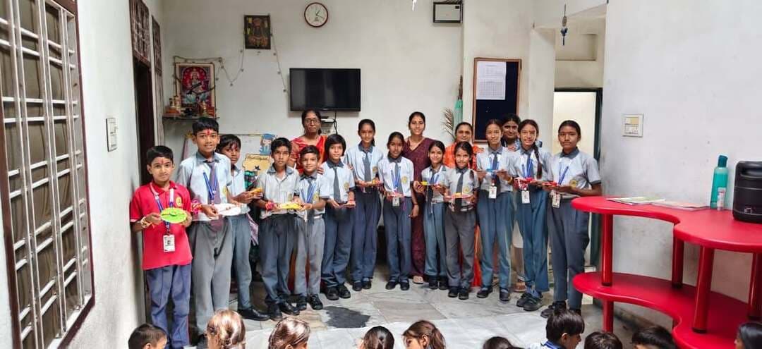 *सृजन विद्यापीठ में मनाया रक्षाबंधन उत्सव, बच्चों ने बनाई आकर्षक राखियां*
गुरला (बद्री लाल माली) माली मोहल्ला स्थित सृजन विद्यापीठ विद्यालय में आज रक्षाबंधन पर्व बड़े उत्साह के साथ मनाया गया।इस अवसर पर विद्यालय के बच्चों ने अपने हाथों से सुंदर-सुंदर राखी, थाली और बिंदी वाली राखियां बनाई। सभी बच्चों ने बड़े ही उत्साह से इस गतिविधि में भाग लिया और अपनी रचनात्मकता का प्रदर्शन किया। राखी बनाने में बच्चों का तमन्ना सरगरा मैडम, कोमल माली मैडम, संगीता दाधीच मैडम और पूजा सेन मैडम ने भरपूर सहयोग किया और बच्चों को राखी बनाने की विभिन्न तकनीकें सिखाईं।इस दौरान नीलम पारीक मैडम ने बच्चों को रक्षाबंधन पर्व से जुड़ी प्रथाएं, परंपराएं और इससे जुड़ी पौराणिक कहानियां सुनाईं, जिससे बच्चों को त्योहार के महत्व की जानकारी मिली।
अंत में विद्यालय के संस्थापक रोहित त्रिपाठी ने सभी बच्चों और स्टाफ को प्रेम और भाई-बहन के अटूट बंधन के इस उत्सव की हार्दिक शुभकामनाएं दी और कहा कि ऐसे आयोजन बच्चों में हमारी संस्कृति और संस्कारों को मजबूत करते हैं।