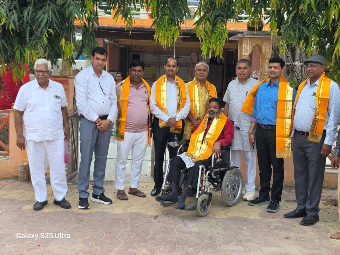 "राजकुमार कालया का बागोर में जोरदार स्वागत"
महेश कुमार बिड़ला, मीडिया प्रभारी, मांडल-भीलवाड़ा
बागोर। ब्राह्मणी माता के दर्शन के लिए बागोर पहुंचे राजकुमार कालया का स्थानीय पदाधिकारियों एवं कार्यकर्ताओं की ओर से हार्दिक स्वागत एवं अभिनंदन किया गया। इस दौरान क्षेत्र में उत्साह का माहौल रहा और उपस्थित लोगों ने राजकुमार कालया का आत्मीयता के साथ स्वागत किया।
स्वागत कार्यक्रम में ओम डाड तहसील अध्यक्ष, रामराय सेठिया जिला उपाध्यक्ष, नरेंद्र सेठिया तहसील उपाध्यक्ष एवं घनश्याम देवपुरा उप सरपंच बागोर सहित कई गणमान्यजन उपस्थित रहे।
इस अवसर पर सभी ने आपसी सौहार्द, संगठनात्मक एकजुटता और क्षेत्र के विकास को लेकर सकारात्मक विचार साझा किए। राजकुमार कालया ने भी सभी का आभार व्यक्त करते हुए क्षेत्रवासियों के प्रति अपनी आत्मीयता जताई।